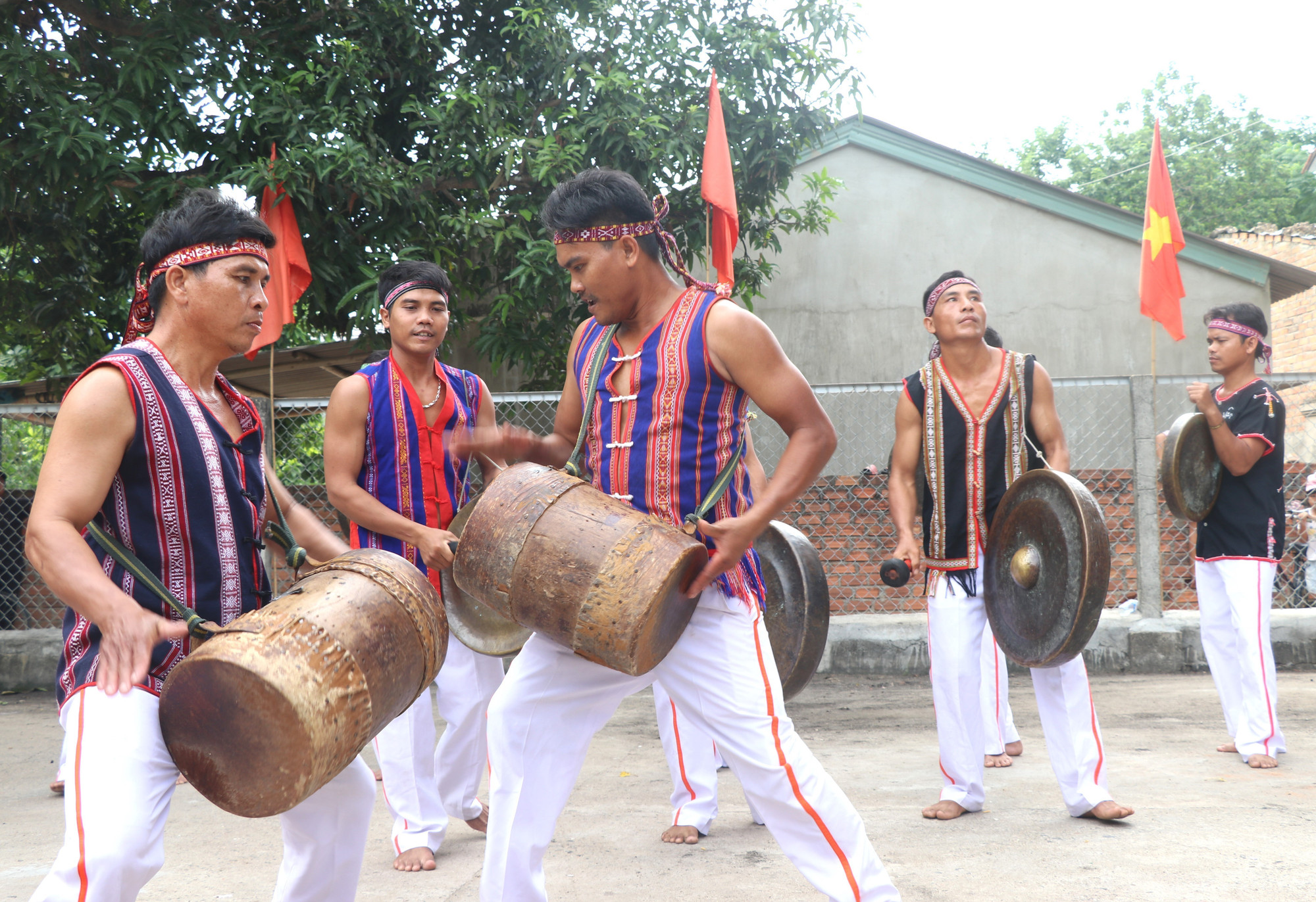 Nghệ nhân thôn Xí Thoại biểu diễn Trống đôi, cồng ba, chiêng năm.