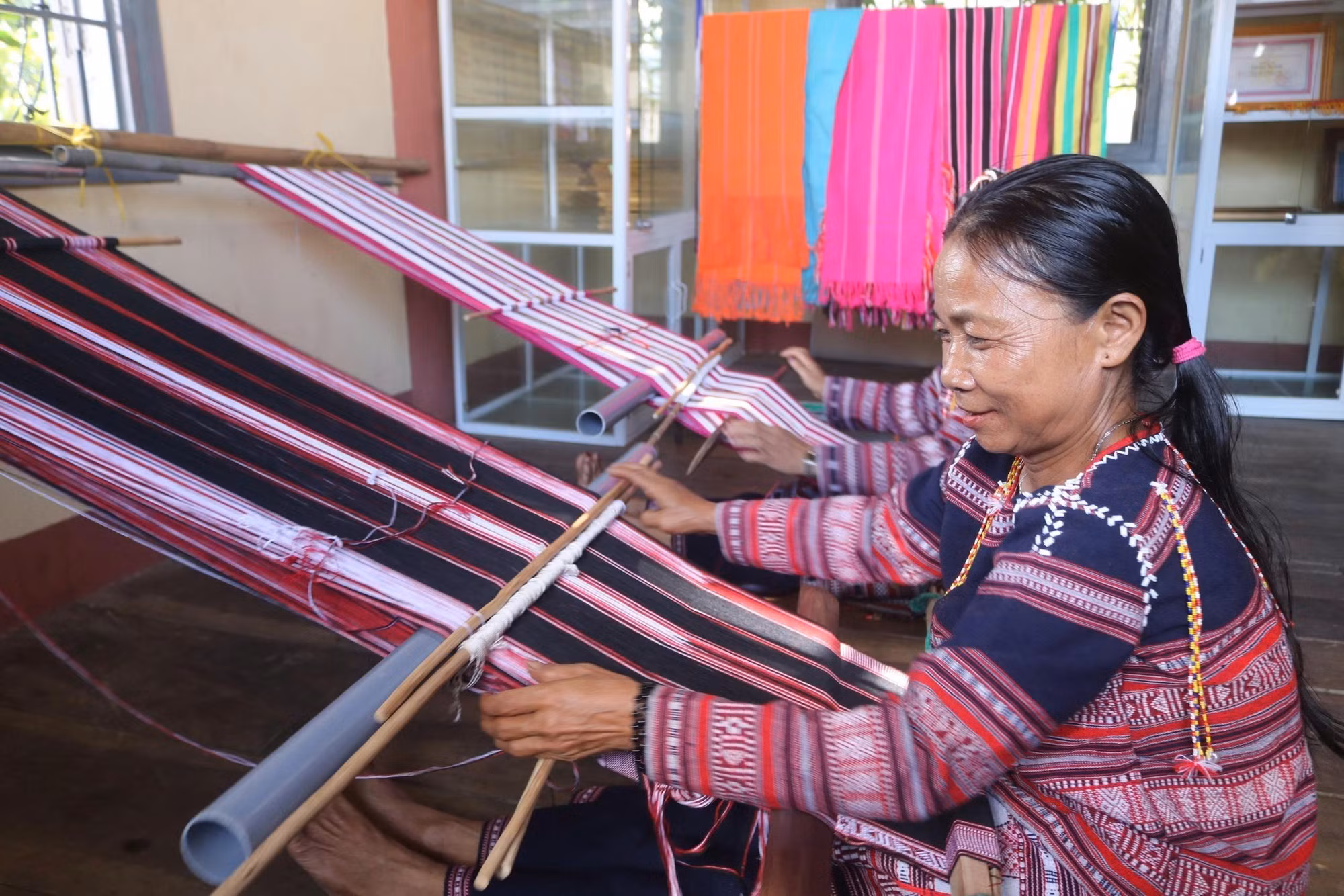 Phụ nữ Ba Na thôn Xí Thoại dệt thổ cẩm truyền thống.