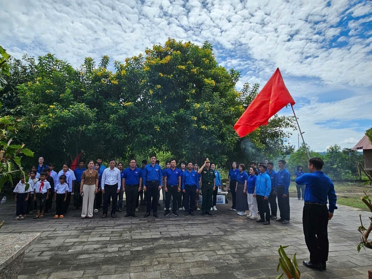 Tỉnh đoàn tổ chức về nguồn tại khu di tích lịch sử cách mạng tỉnh Gia Lai tại xã Krong. Tỉnh đoàn tổ chức về nguồn tại khu di tích lịch sử cách mạng tỉnh Gia Lai tại xã Krong.