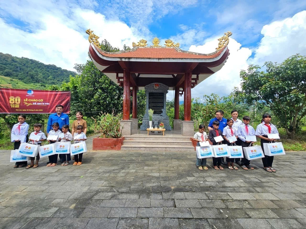 Tỉnh đoàn Gia Lai tặng nhiều suất quà cho học sinh khó khăn tại xã Krong. Tỉnh đoàn Gia Lai tặng nhiều suất quà cho học sinh khó khăn tại xã Krong.