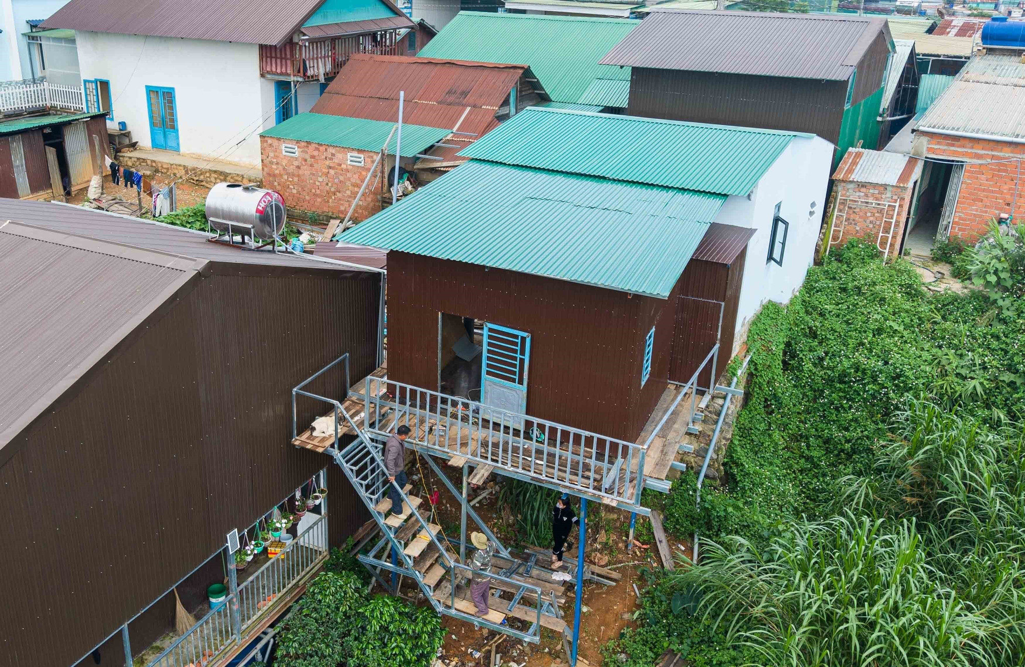 Có 4 căn nhà mới được xây dựng trên địa bàn xã Đạ Sar (huyện Lạc Dương) với kinh phí hỗ trợ là 76,5 triệu đồng/căn từ chương trình "xoá nhà tạm, nhà dột nát". Ảnh: Hoàng Hiếu/TTXVN xoa-nha-tam-562025.jpg