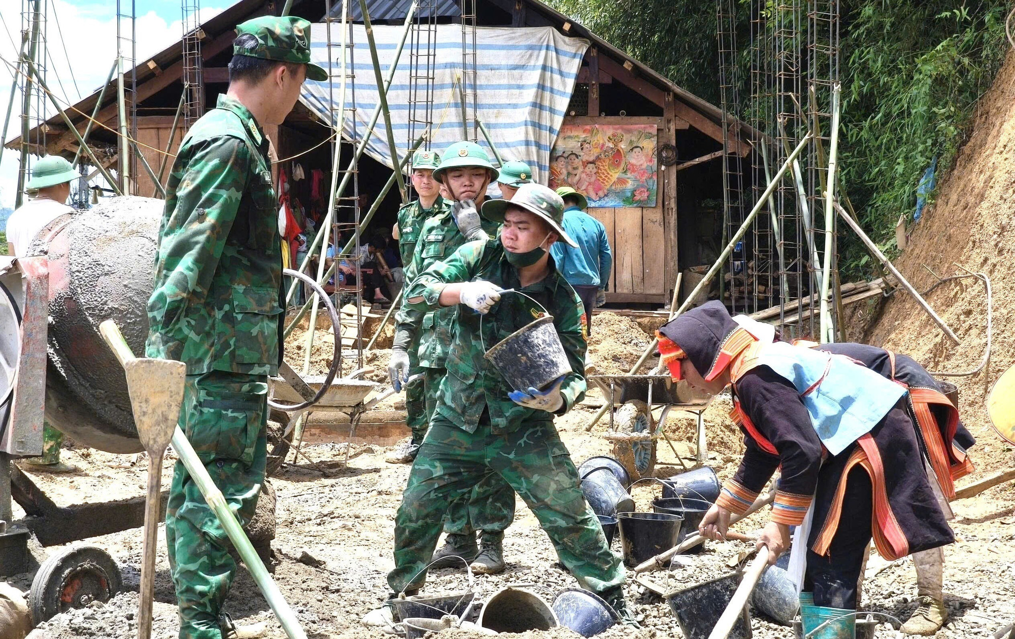 Cán bộ, chiến sĩ Bộ đội Biên phòng tỉnh Lai Châu giúp người dân xây dựng, sửa chữa nhà. Ảnh: TTXVN phát xoa-nha-tam-lai-chau-5.jpg