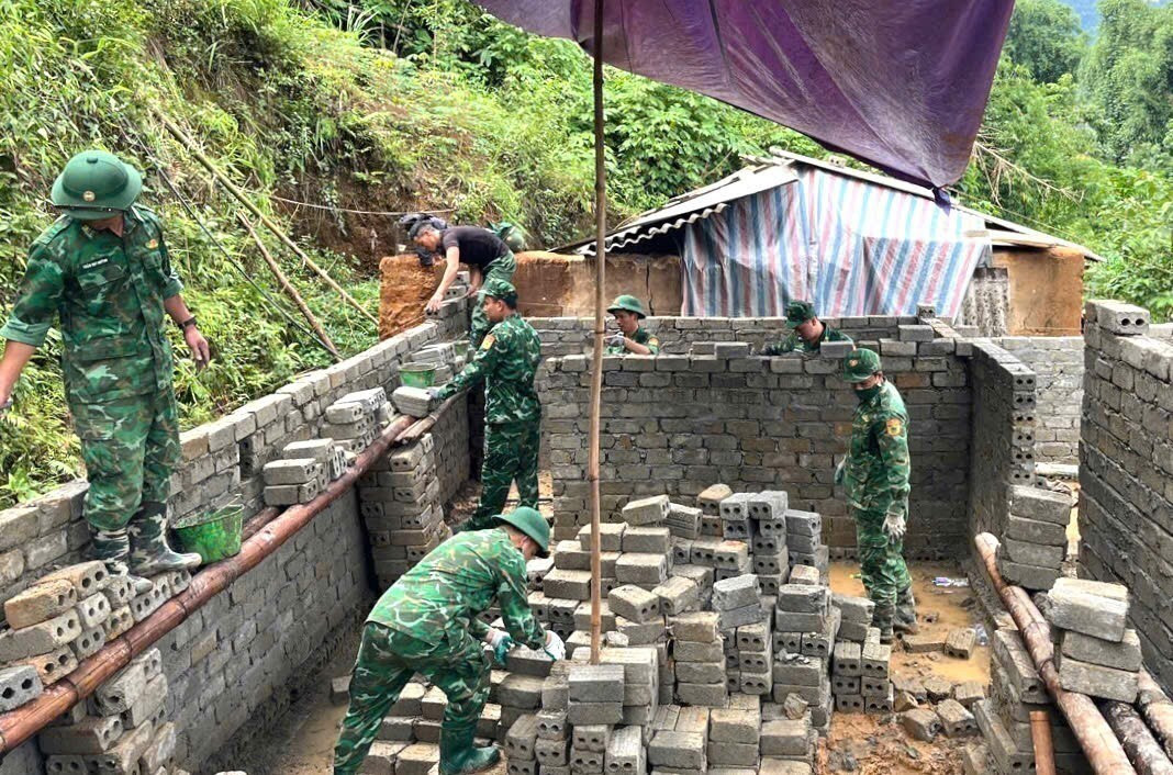 Cán bộ, chiến sĩ Bộ đội Biên phòng tỉnh Lai Châu hỗ trợ người dân khu vực biên giới xây nhà mới. Ảnh: TTXVN phát xoa-nha-tam-lai-chau-2.jpg