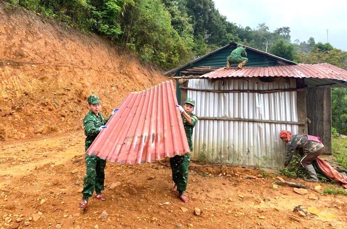 Cán bộ, chiến sĩ Bộ đội Biên phòng tỉnh Lai Châu hỗ trợ người dân khu vực biên giới tháo dỡ nhà tạm, dột nát. Ảnh: TTXVN phát Cán bộ, chiến sĩ Bộ đội Biên phòng tỉnh Lai Châu hỗ trợ người dân khu vực biên giới tháo dỡ nhà tạm, dột nát. Ảnh: TTXVN phát