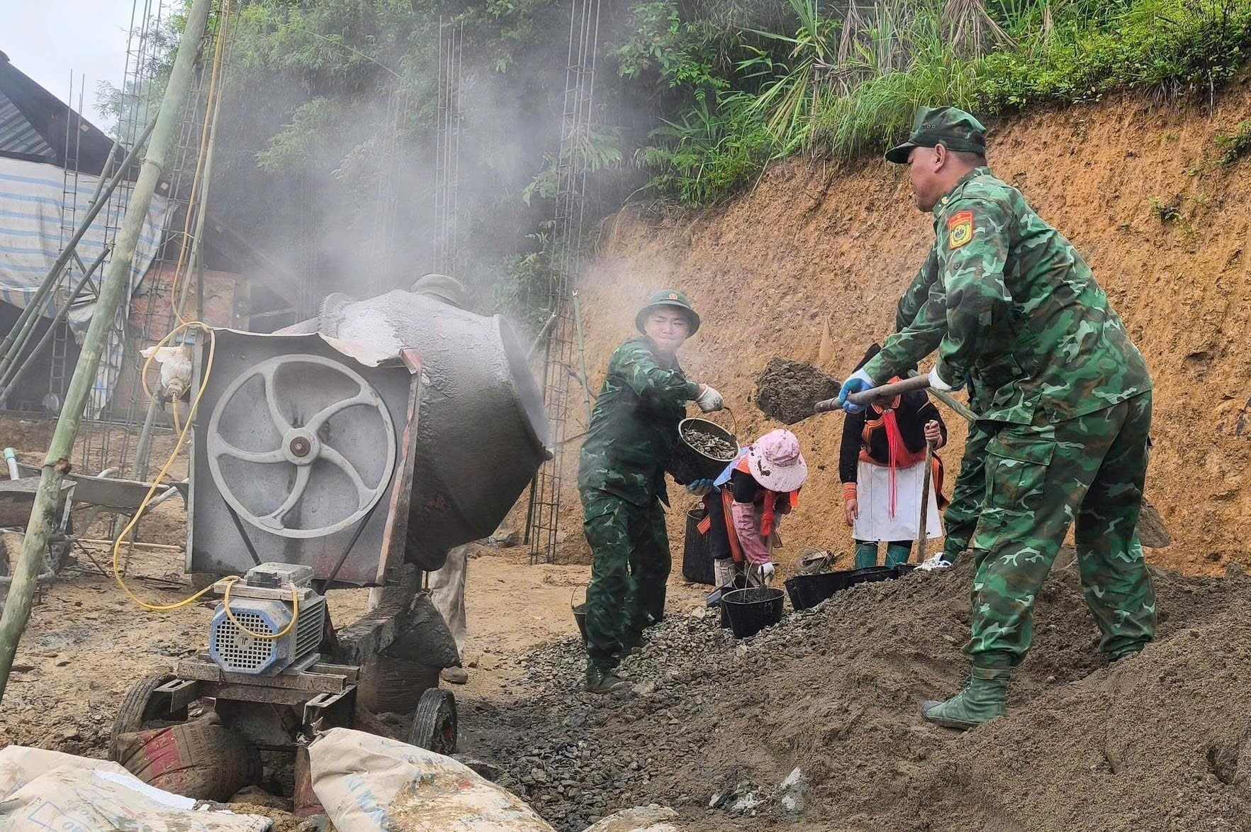 Cán bộ, chiến sĩ Bộ đội Biên phòng tỉnh Lai Châu giúp người dân xây dựng, sửa chữa nhà. Ảnh: TTXVN phát Cán bộ, chiến sĩ Bộ đội Biên phòng tỉnh Lai Châu giúp người dân xây dựng, sửa chữa nhà. Ảnh: TTXVN phát