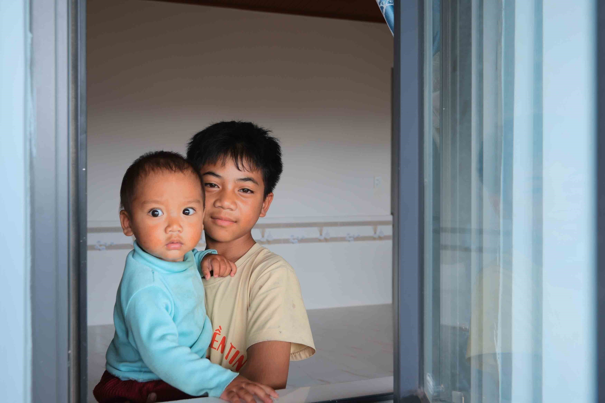 Các con anh KLong Ha Juil (thôn 1, xã Đạ Sar, Lạc Dương) trong căn nhà vừa được hỗ trợ xây mới. Ảnh: Hoàng Hiếu/TTXVN Các con anh KLong Ha Juil (thôn 1, xã Đạ Sar, Lạc Dương) trong căn nhà vừa được hỗ trợ xây mới. Ảnh: Hoàng Hiếu/TTXVN