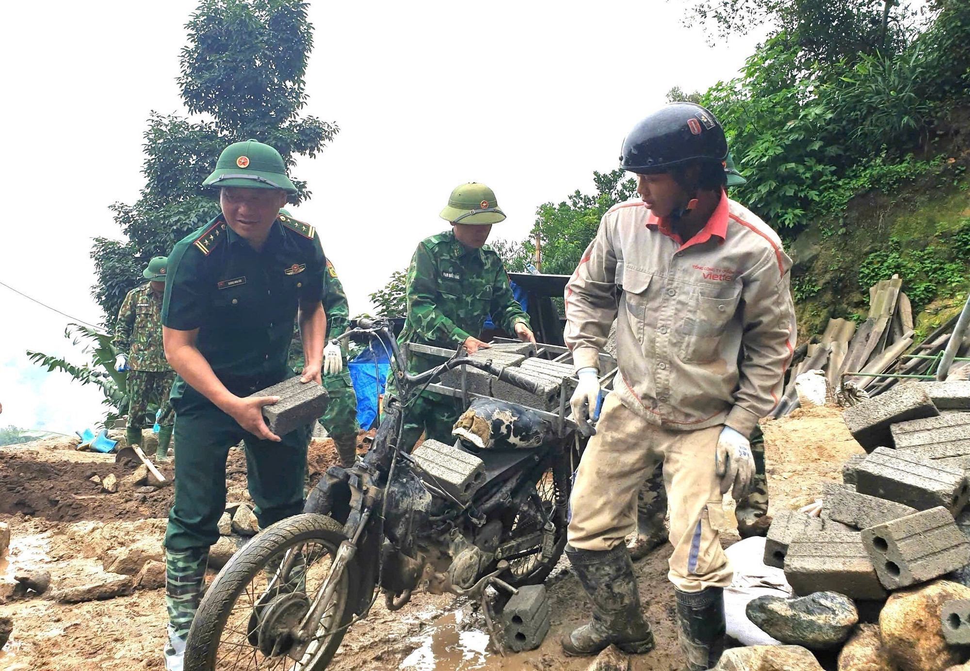 Thượng tá Trương Minh Đức, Chỉ huy trưởng Bộ đội Biên phòng tỉnh Lai Châu tham gia vận chuyển vật liệu hỗ trợ người dân xã Sì Lở Lầu, huyện Phong Thổ làm nhà. Ảnh: TTXVN phát Thượng tá Trương Minh Đức, Chỉ huy trưởng Bộ đội Biên phòng tỉnh Lai Châu tham gia vận chuyển vật liệu hỗ trợ người dân xã Sì Lở Lầu, huyện Phong Thổ làm nhà. Ảnh: TTXVN phát