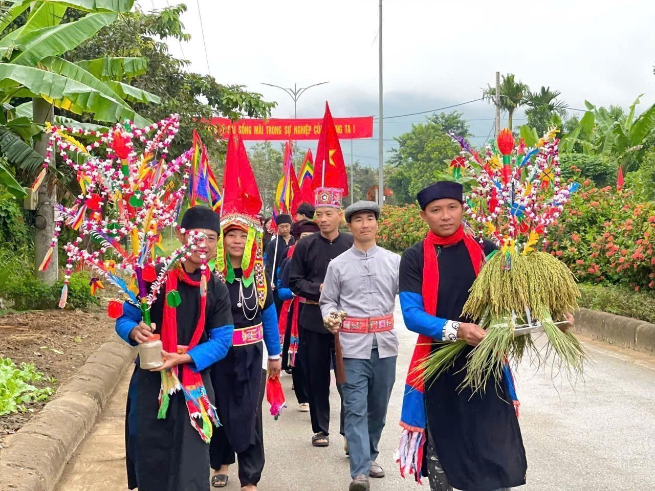 Một trong những lễ vật dâng cúng không thể thiếu là những bông lúa mới. Ảnh: TTXVN phát Một trong những lễ vật dâng cúng không thể thiếu là những bông lúa mới. Ảnh: TTXVN phát