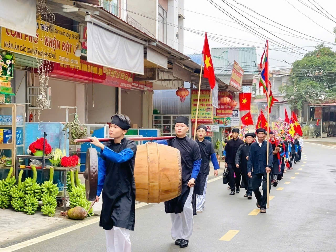 Nghi lễ đón ông Mo tại Lễ Cơm mới Đền Đông Cuông. Ảnh: TTXVN phát Nghi lễ đón ông Mo tại Lễ Cơm mới Đền Đông Cuông. Ảnh: TTXVN phát
