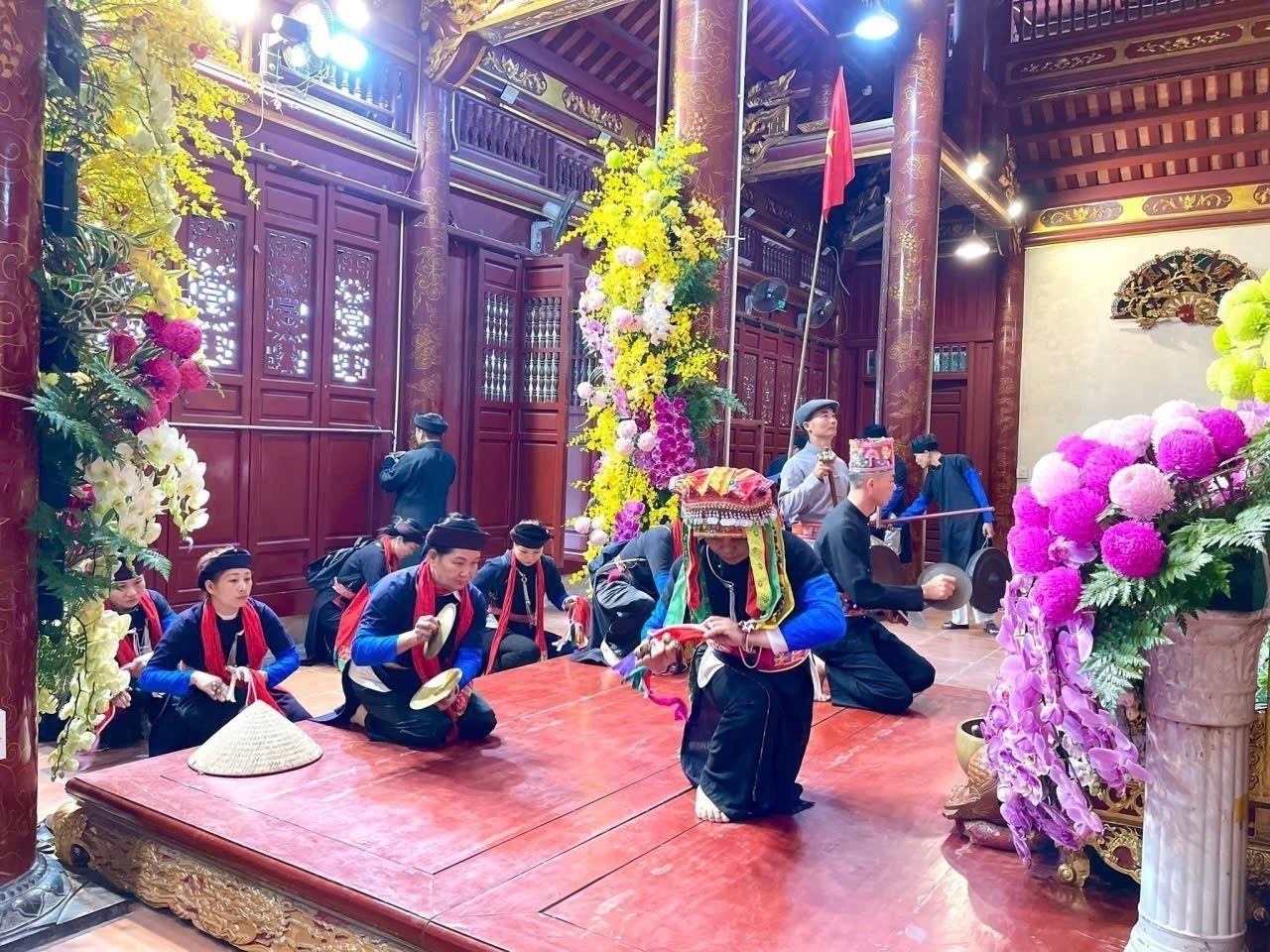 Lễ Cơm mới Đền Đông Cuông. Ảnh: TTXVN phát Lễ Cơm mới Đền Đông Cuông. Ảnh: TTXVN phát