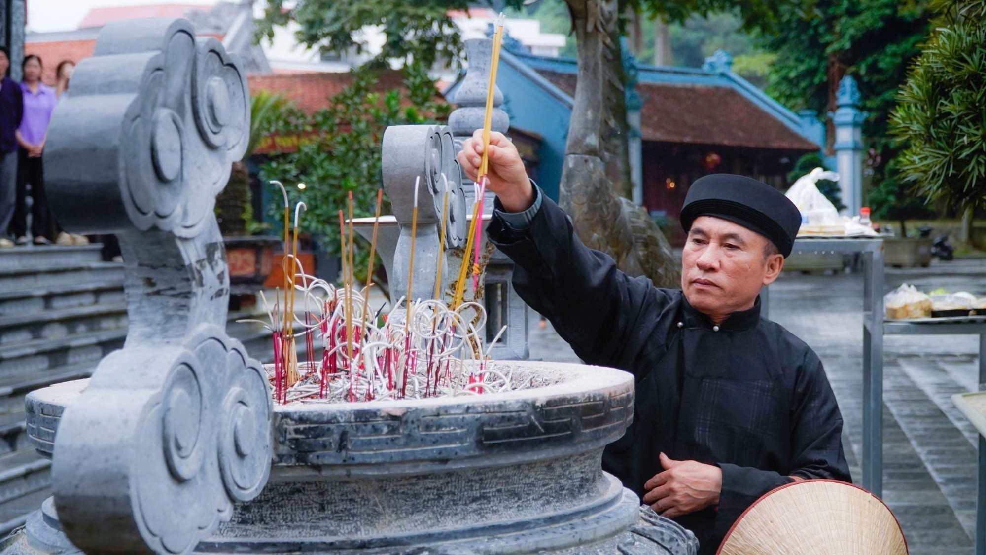 Thầy Mo xin phép các vị thần linh để vào Đền chuẩn bị tổ chức các nghi lễ tiếp theo. Ảnh: TTXVN phát Thầy Mo xin phép các vị thần linh để vào Đền chuẩn bị tổ chức các nghi lễ tiếp theo. Ảnh: TTXVN phát