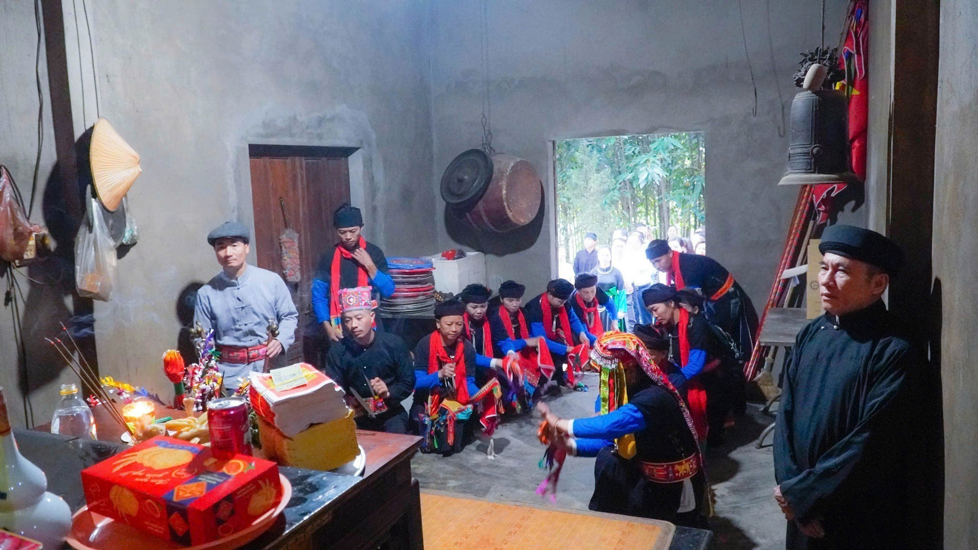 Hàng năm, vào ngày Mão tháng Chín âm lịch, chính quyền và nhân dân xã Đông Cuông, tỉnh Lào Cai rộn ràng tổ chức Lễ hội Cơm Mới Đền Đông Cuông. Ảnh: TTXVN phát Hàng năm, vào ngày Mão tháng Chín âm lịch, chính quyền và nhân dân xã Đông Cuông, tỉnh Lào Cai rộn ràng tổ chức Lễ hội Cơm Mới Đền Đông Cuông. Ảnh: TTXVN phát