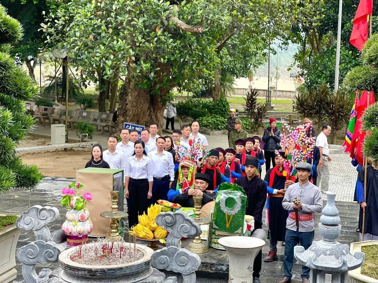 Lễ Cơm mới Đền Đông Cuông. Ảnh: TTXVN phát le-hoi-com-moi-den-dong-cuong-6.jpg
