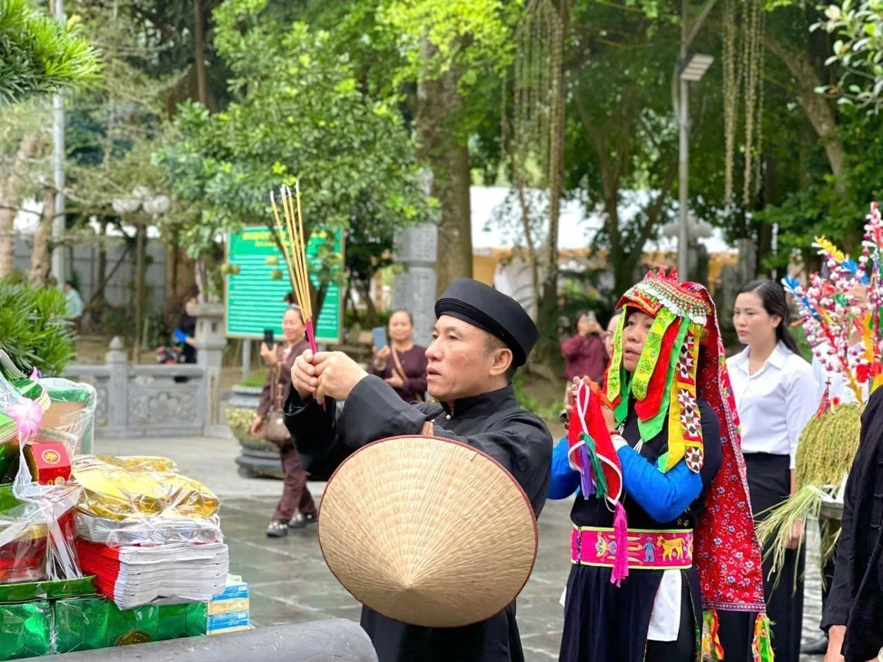 Thầy Mo dâng hương tại Đền Đông Cuông để xin phép các vị thần linh tổ chức lễ hội. Ảnh: TTXVN phát Thầy Mo dâng hương tại Đền Đông Cuông để xin phép các vị thần linh tổ chức lễ hội. Ảnh: TTXVN phát
