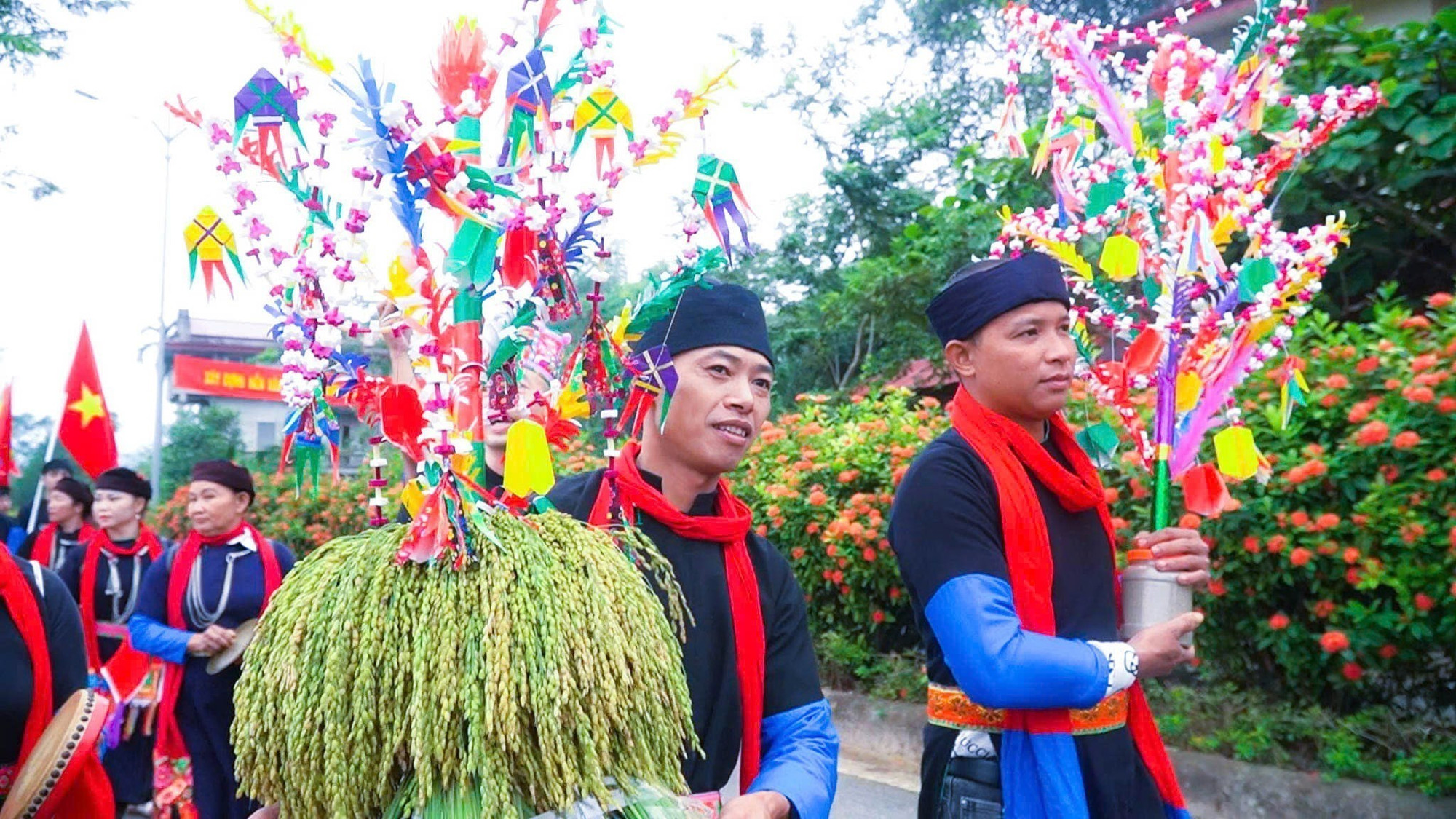 Một trong những lễ vật dâng cúng không thể thiếu là những bông lúa mới. Ảnh: TTXVN phát le-hoi-com-moi-den-dong-cuong-7.jpg