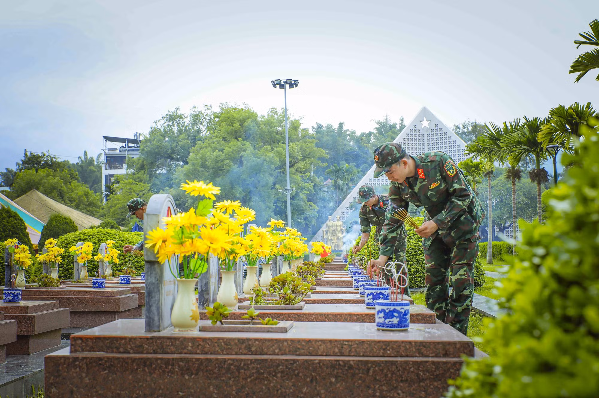 danh-tinh-hai-cot-liet-si-1.jpg