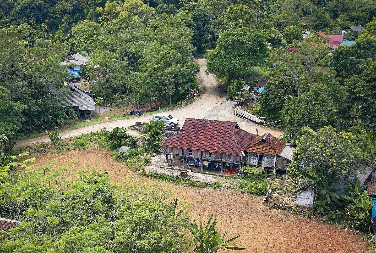 Xóm Lũy Ải, hay còn gọi là Mường Ải, xã Mường Bi mang nét đẹp độc đáo đặc trưng của vùng đất Mường cổ với phong cảnh thiên nhiên tươi đẹp, nét văn hóa truyền thống còn được giữ gìn.