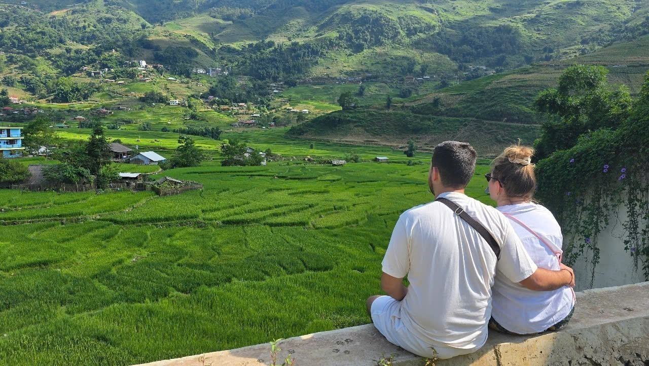 Nhiều du khách nước ngoài thích thú ngắm nhìn cánh đồng lúa xanh mơn mởn ở Tả Van. Nhiều du khách nước ngoài thích thú ngắm nhìn cánh đồng lúa xanh mơn mởn ở Tả Van.