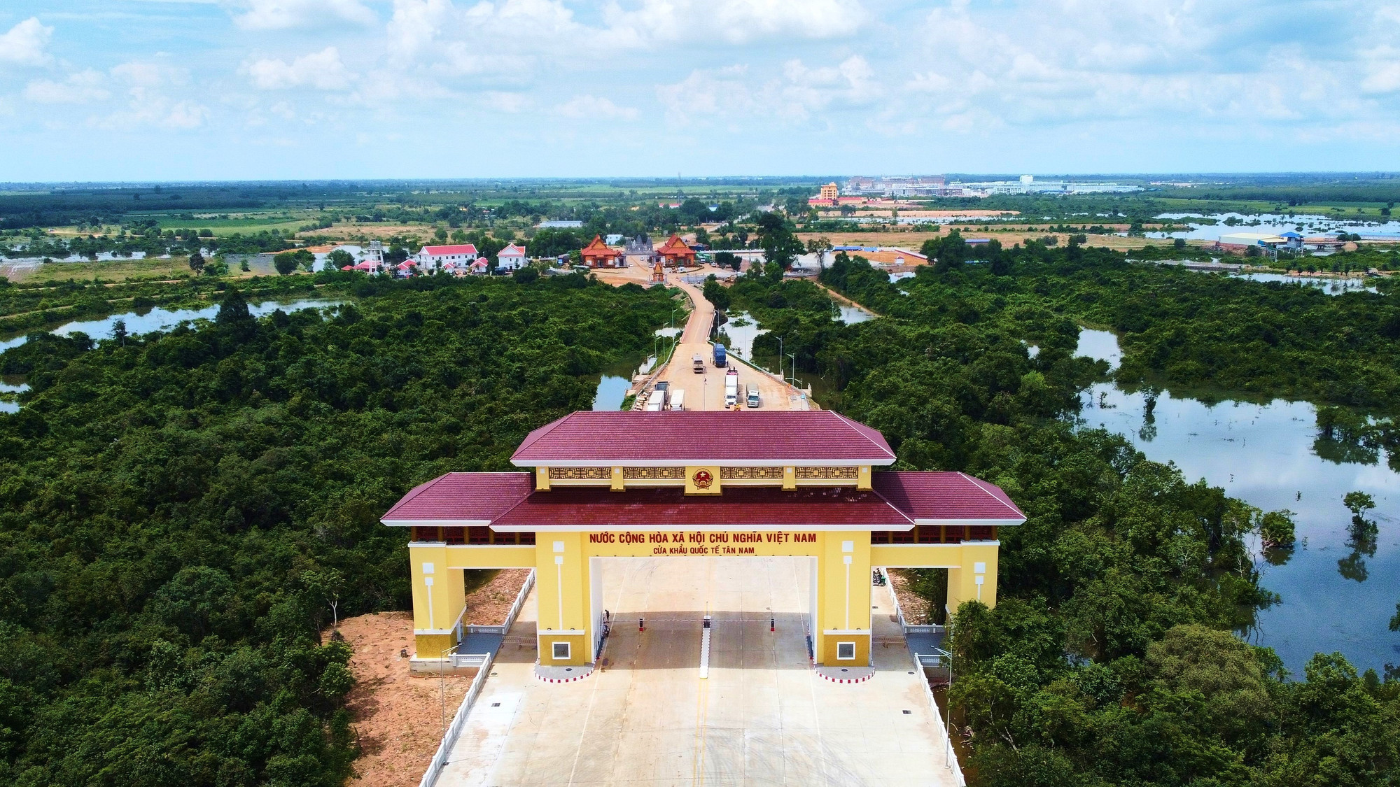 Quốc môn Cửa khẩu quốc tế Tân Nam đối diện Cửa khẩu quốc tế Meun Chay (tỉnh Prey Veng, Vương quốc Campuchia) vừa được khai trương.