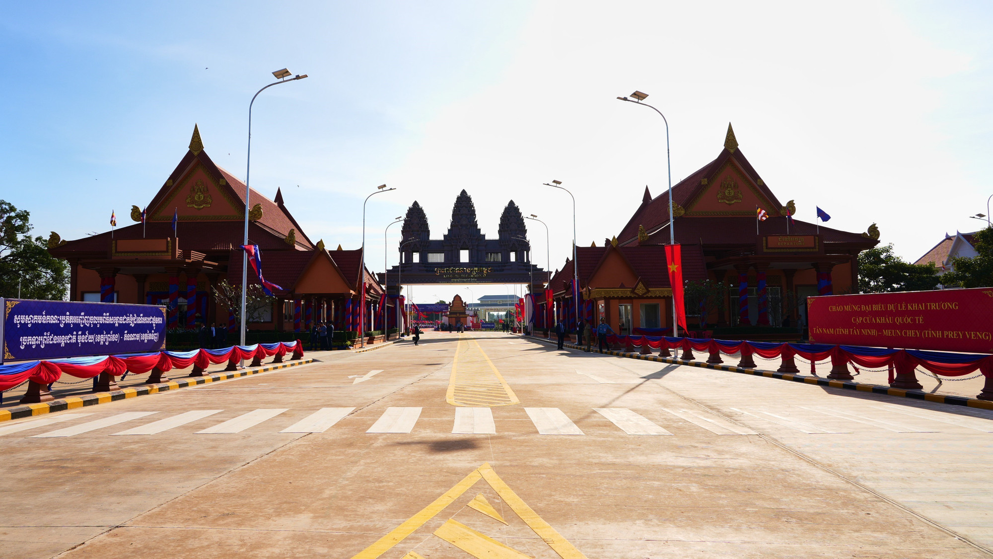 Cửa khẩu quốc tế Meun Chey, tỉnh tỉnh Prey Veng, Vương quốc Campuchia đối diện Cửa khẩu quốc tế Tân Nam (xã Tân Biên, tỉnh Tây Ninh).