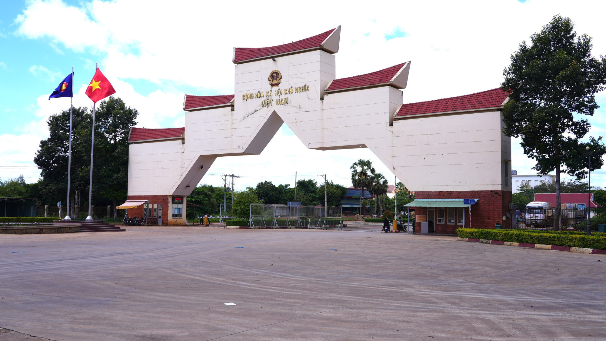 Quốc môn Cửa khẩu quốc tế Xa Mát (xã Tân Lập, tỉnh Tây Ninh).