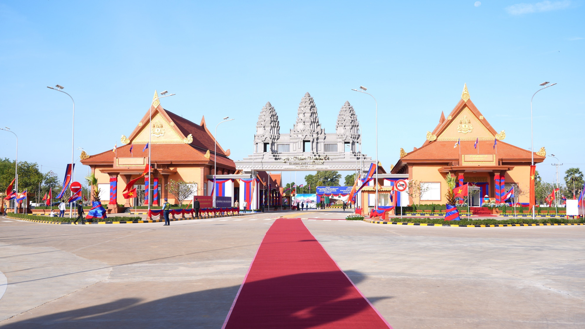 Cửa khẩu quốc tế Meun Chey, tỉnh tỉnh Prey Veng, Vương quốc Campuchia đối diện Cửa khẩu quốc tế Tân Nam (xã Tân Biên, tỉnh Tây Ninh) vừa được khai trương.