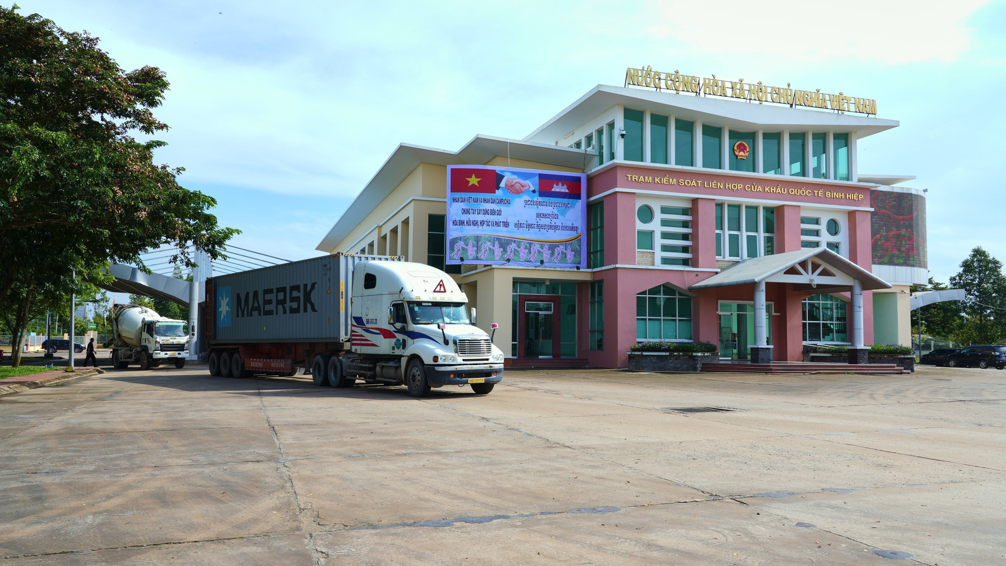 Hoạt động giao thương giữa tỉnh Tây Ninh và Campuchia tại Cửa khẩu quốc tế Bình Hiệp (xã Bình Hiệp, tỉnh Tây Ninh).