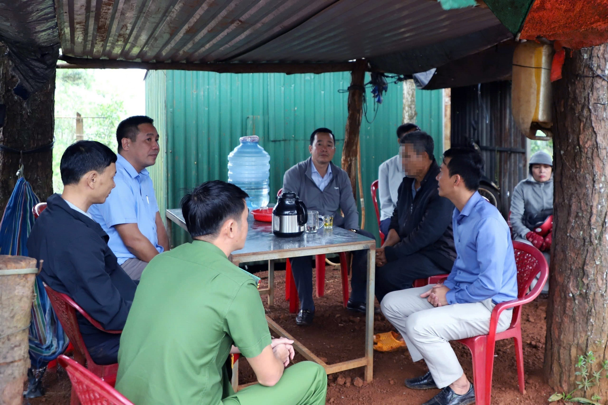 Chính quyền xã Trường Xuân tuyên truyền, vận động người dân tháo dỡ các công trình vi phạm. Ảnh: TTXVN phát ven-duong-ho-chi-minh-4.jpg