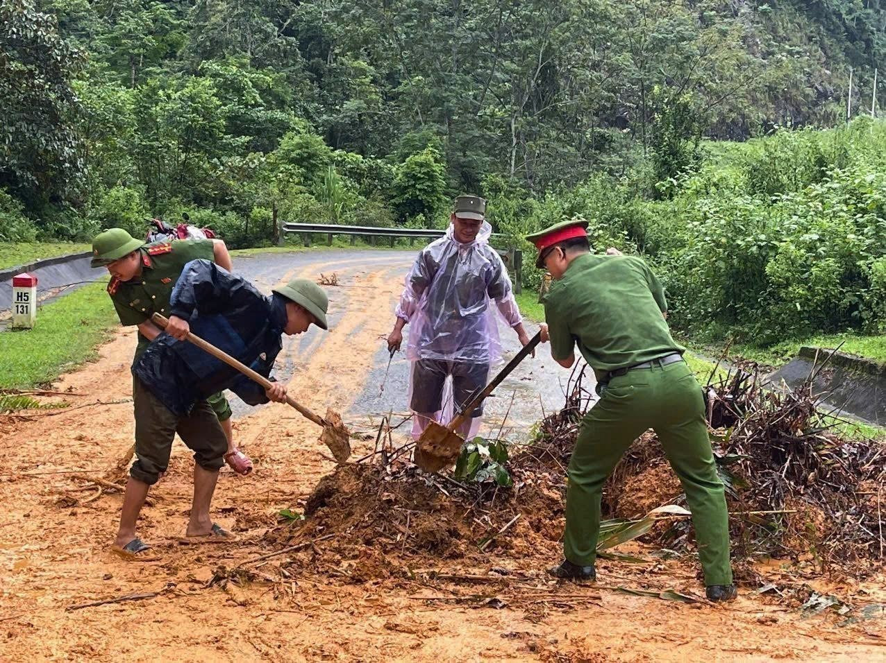 Cán bộ, chiến sĩ công an các xã của tỉnh Tuyên Quang cùng người dân san gạt đất đá, khơi thông tuyến đường bị sạt lở do mưa lũ. Ảnh: TTXVN phát Cán bộ, chiến sĩ công an các xã của tỉnh Tuyên Quang cùng người dân san gạt đất đá, khơi thông tuyến đường bị sạt lở do mưa lũ. Ảnh: TTXVN phát