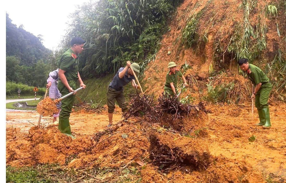 Lực lượng công an cơ sở phối hợp với nhân dân dọn dẹp đất đá, khắc phục điểm sạt lở trên tuyến đường bị ảnh hưởng bởi mưa lũ tại tỉnh Tuyên Quang. Ảnh: TTXVN phát Lực lượng công an cơ sở phối hợp với nhân dân dọn dẹp đất đá, khắc phục điểm sạt lở trên tuyến đường bị ảnh hưởng bởi mưa lũ tại tỉnh Tuyên Quang. Ảnh: TTXVN phát