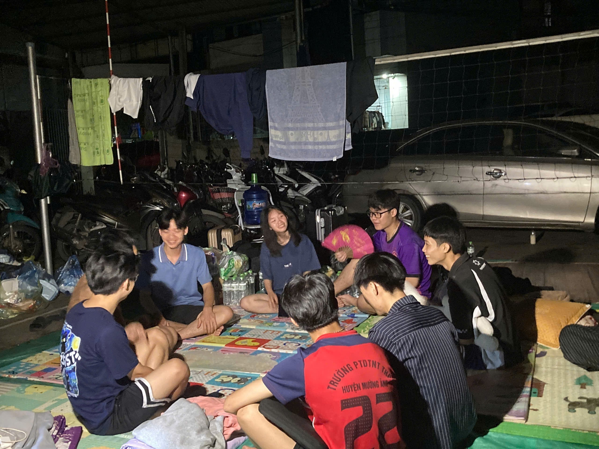 Sinh viên khu nhà trọ bị ngập nước được chính quyền bố trí chỗ ở tại Nhà văn hóa. Ảnh: Thắng Trung/TTXVN thai-nguyen-sinh-vien-2.jpg