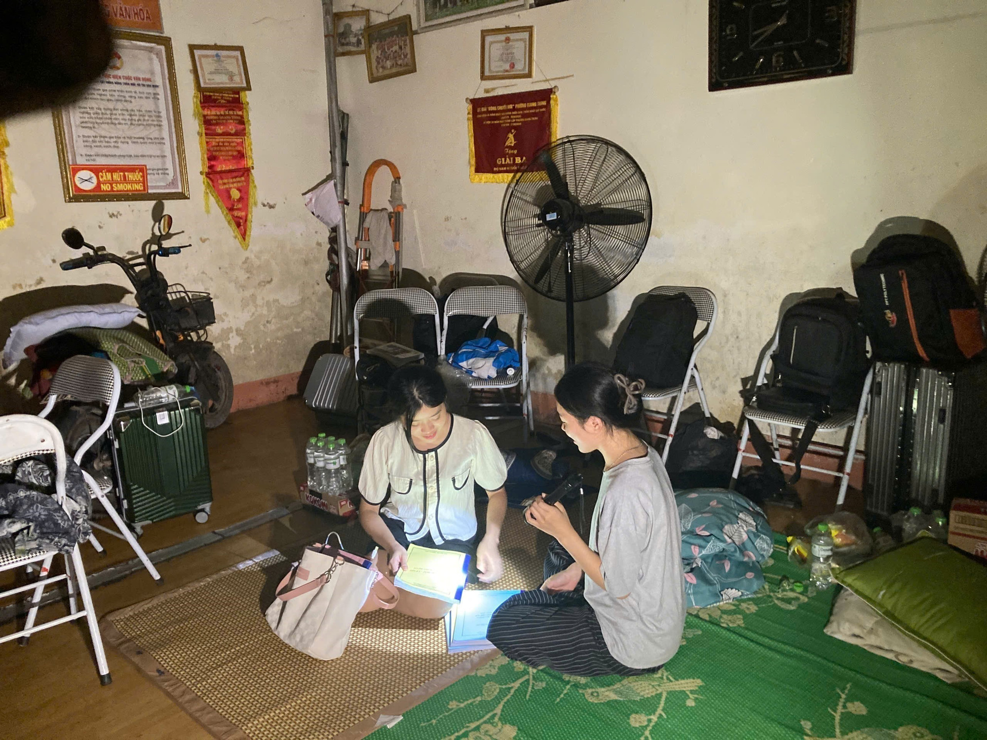 Sinh viên bị ngập phòng trọ được chủ nhà trọ hỗ trợ nơi ở. Ảnh: Thắng Trung/TTXVN Sinh viên bị ngập phòng trọ được chủ nhà trọ hỗ trợ nơi ở. Ảnh: Thắng Trung/TTXVN