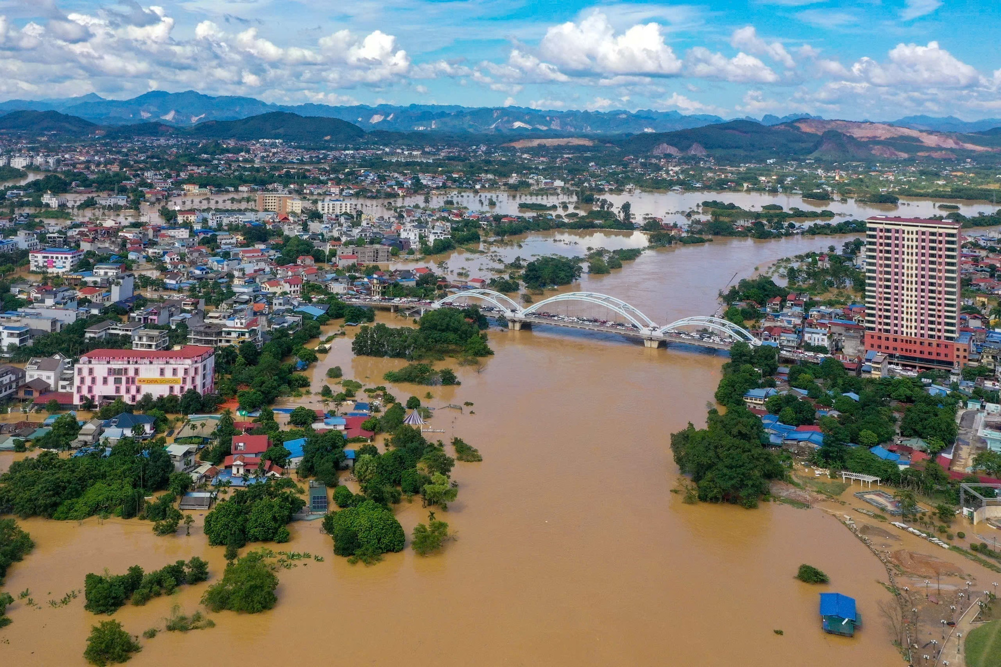 Khu vực trung tâm của tỉnh Thái Nguyên ngập sâu trong nước lũ. Ảnh: Phạm Tuấn Anh/TTXVN Khu vực trung tâm của tỉnh Thái Nguyên ngập sâu trong nước lũ. Ảnh: Phạm Tuấn Anh/TTXVN