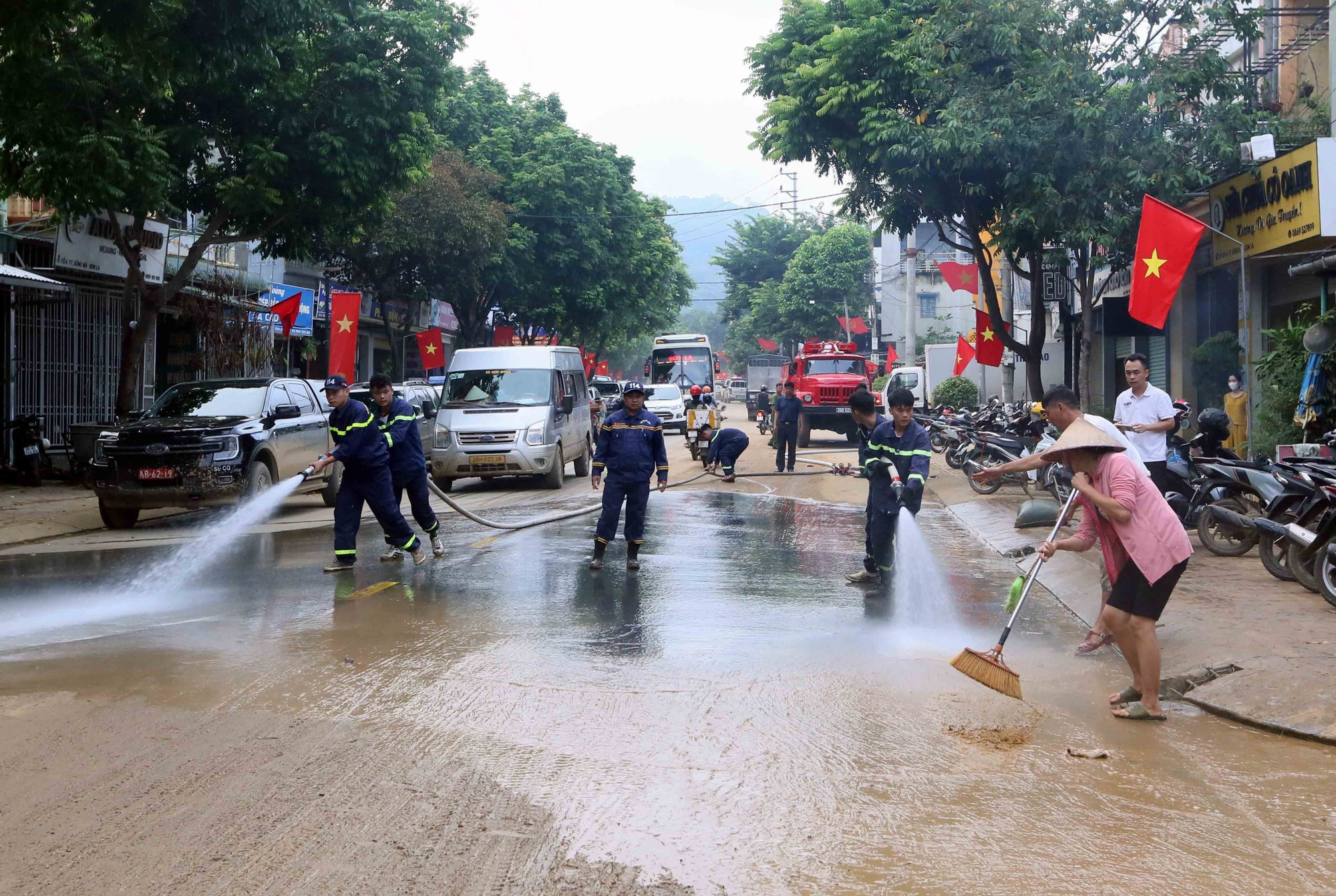 Lực lượng Cảnh sát PCCC và cứu nạn cứu hộ, Công an tỉnh Sơn La rửa đường, đảm bảo an toàn cho người và phương tiện khi lưu thông. thien-tai-song-ma-son-la-12.jpg