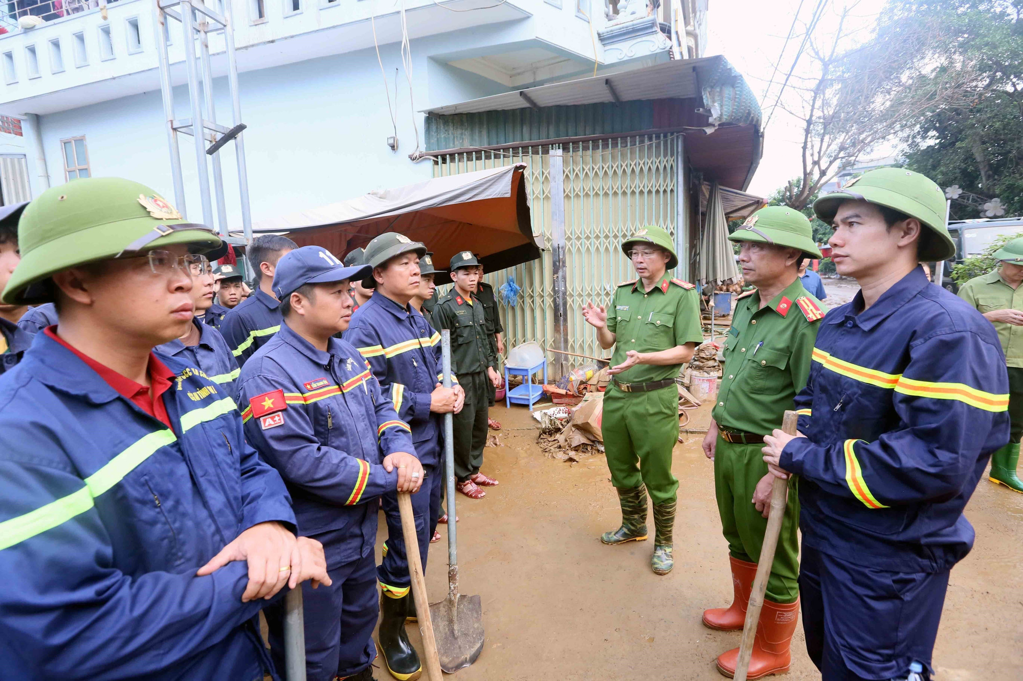 Lãnh đạo Phòng Cảnh sát PCCC và cứu nạn cứu hộ, Công an tỉnh Sơn La lên phương án thu gom bùn đất, cành cây, rác bị tràn về trong đợt lũ vừa qua tại xã Sông Mã. thien-tai-song-ma-son-la-11.jpg