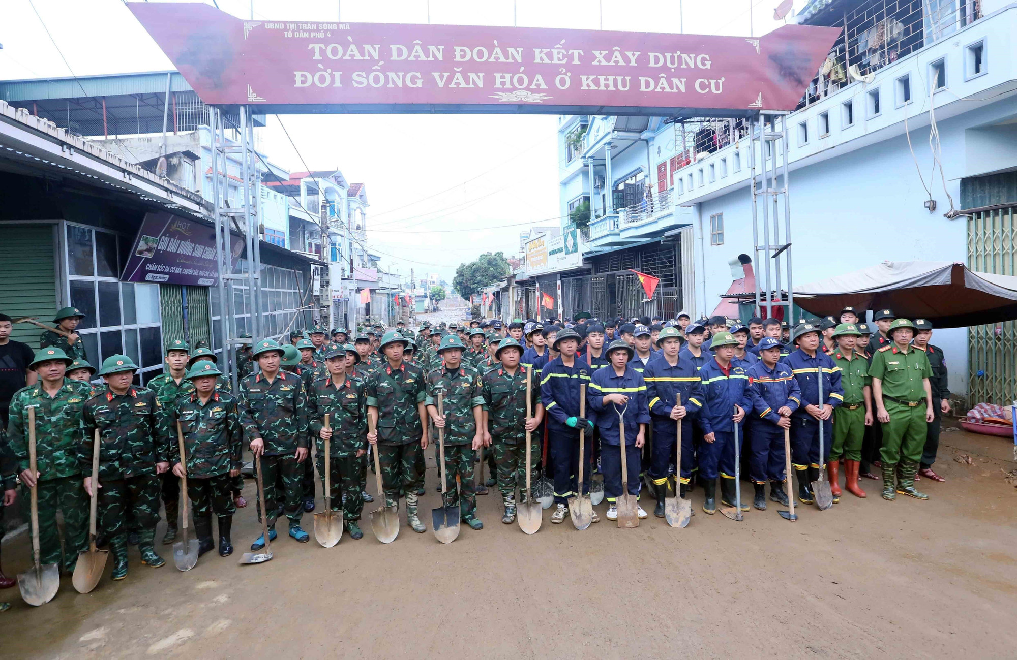 Các lực lượng được huy động để tham gia thu gom bùn đất, cành cây, rác bị tràn về trong đợt lũ vừa qua tại xã Sông Mã. thien-tai-song-ma-son-la-10.jpg