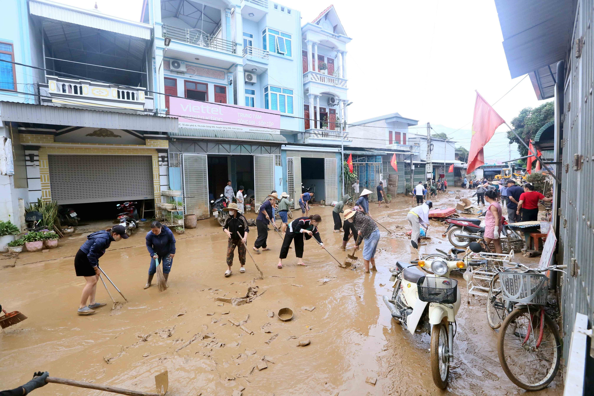 Đông đảo nhân dân tham gia thu gom bùn đất, cành cây, rác bị tràn về trong đợt lũ vừa qua tại xã Sông Mã. Đông đảo nhân dân tham gia thu gom bùn đất, cành cây, rác bị tràn về trong đợt lũ vừa qua tại xã Sông Mã.