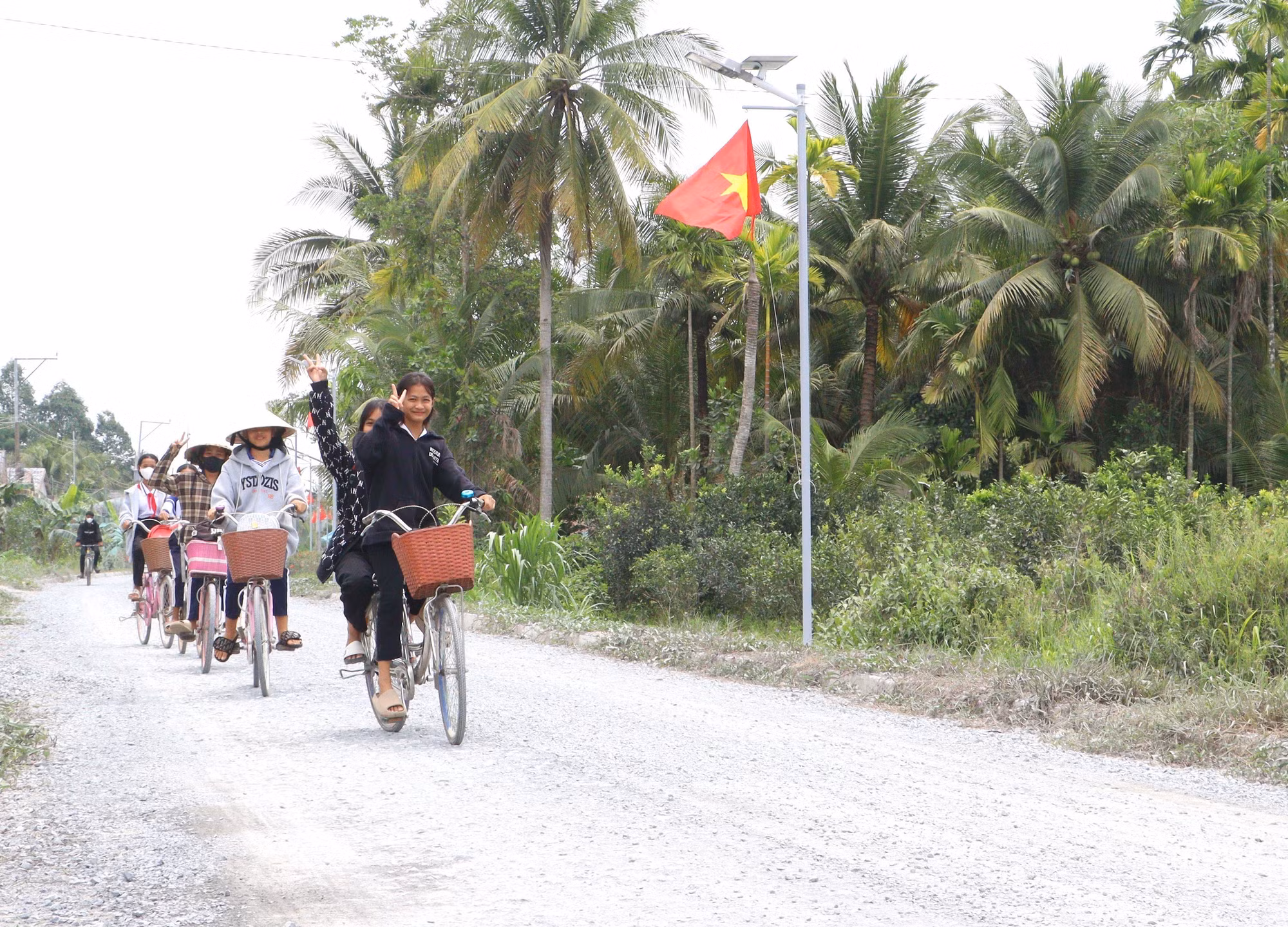 Hạ tầng giao thông từng bước hoàn chỉnh tạo điều kiện đi lại thuận tiện hơn cho người dân vùng đồng bào Khmer.