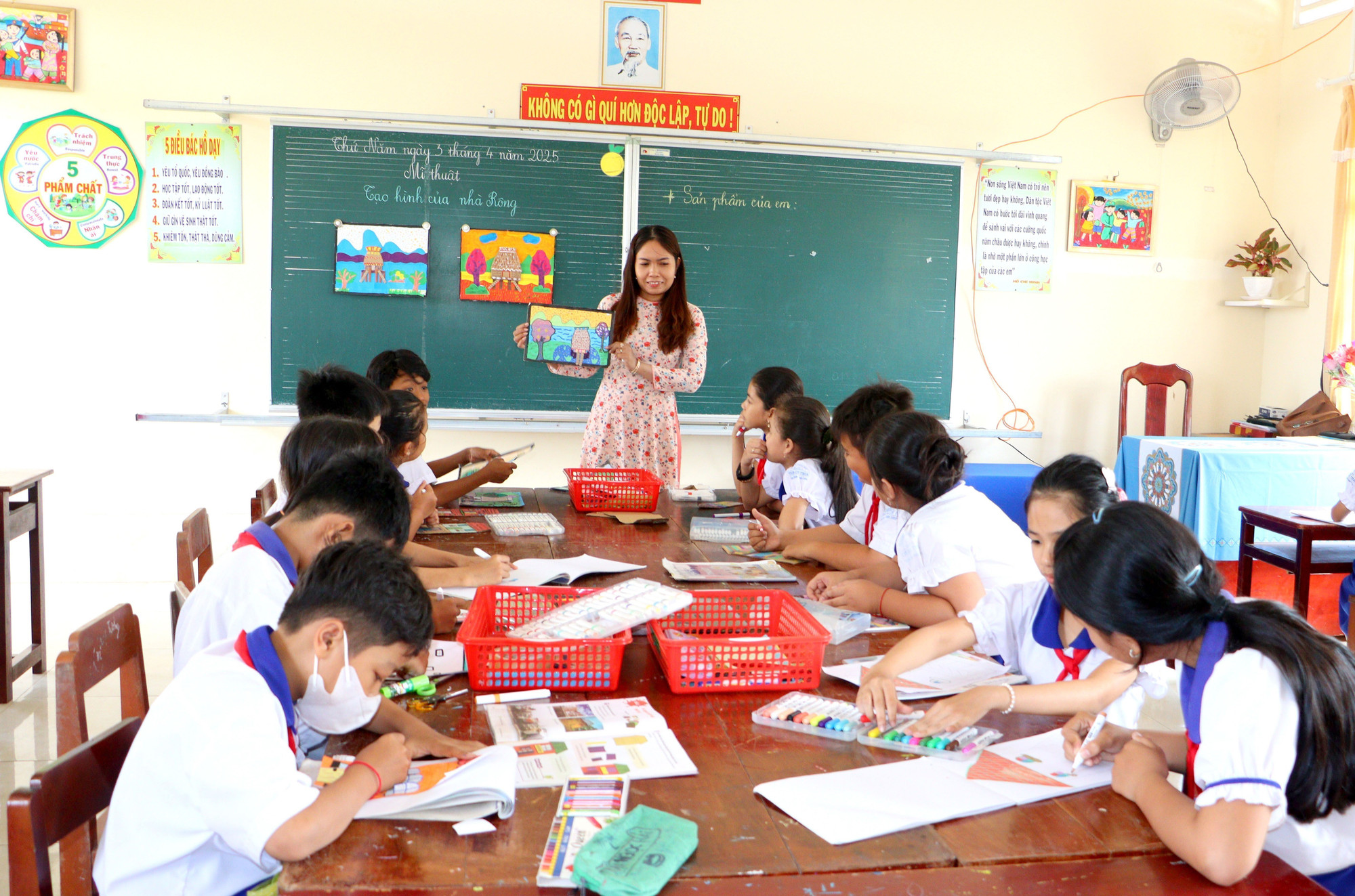 Trường lớp được đầu tư khang trang tạo điều kiện cho học sinh vùng đồng bào Khmer tỉnh Vĩnh Long học tập. Trường lớp được đầu tư khang trang tạo điều kiện cho học sinh vùng đồng bào Khmer tỉnh Vĩnh Long học tập.