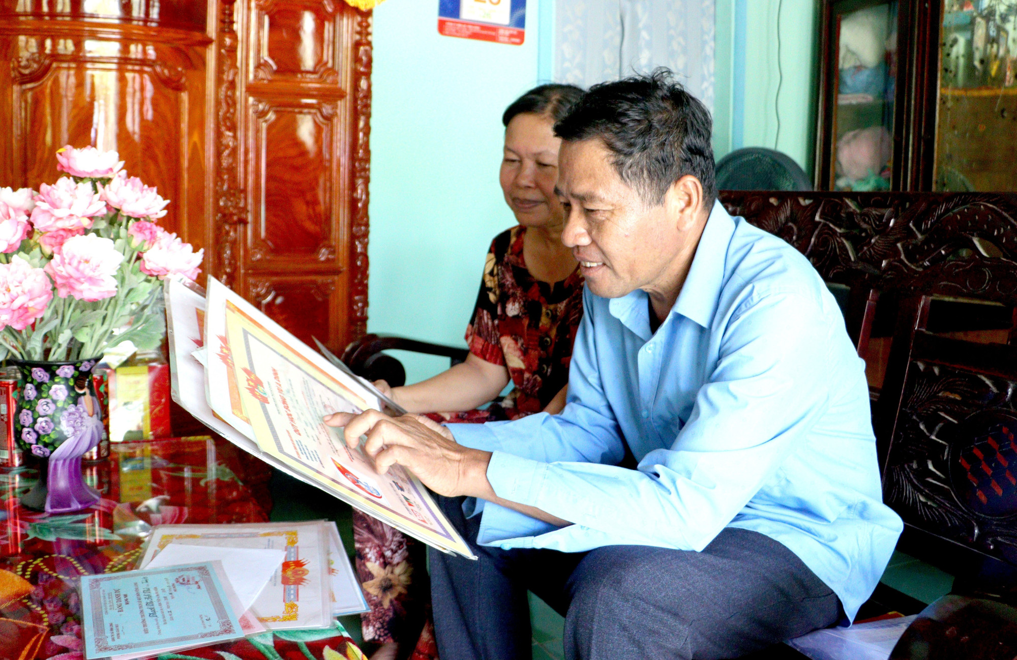 Ông Thạch Luật (xã Loan Mỹ, huyện Tam Bình, tỉnh Vĩnh Long) giới thiệu về những thành tích học tập và công tác của các con. Ông Thạch Luật (xã Loan Mỹ, huyện Tam Bình, tỉnh Vĩnh Long) giới thiệu về những thành tích học tập và công tác của các con.