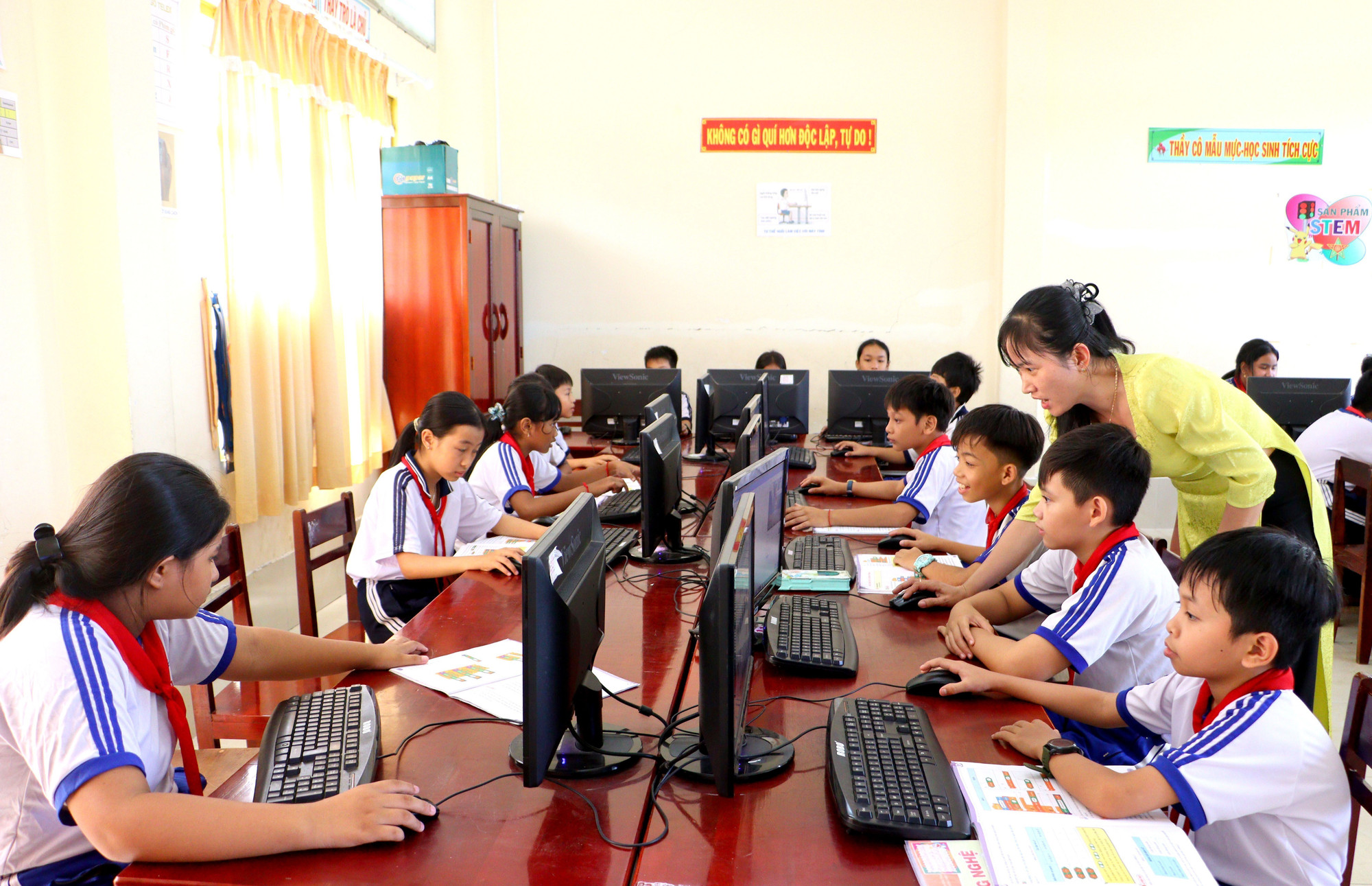 Trường lớp được đầu tư khang trang tạo điều kiện cho học sinh vùng đồng bào Khmer tỉnh Vĩnh Long học tập. Trường lớp được đầu tư khang trang tạo điều kiện cho học sinh vùng đồng bào Khmer tỉnh Vĩnh Long học tập.