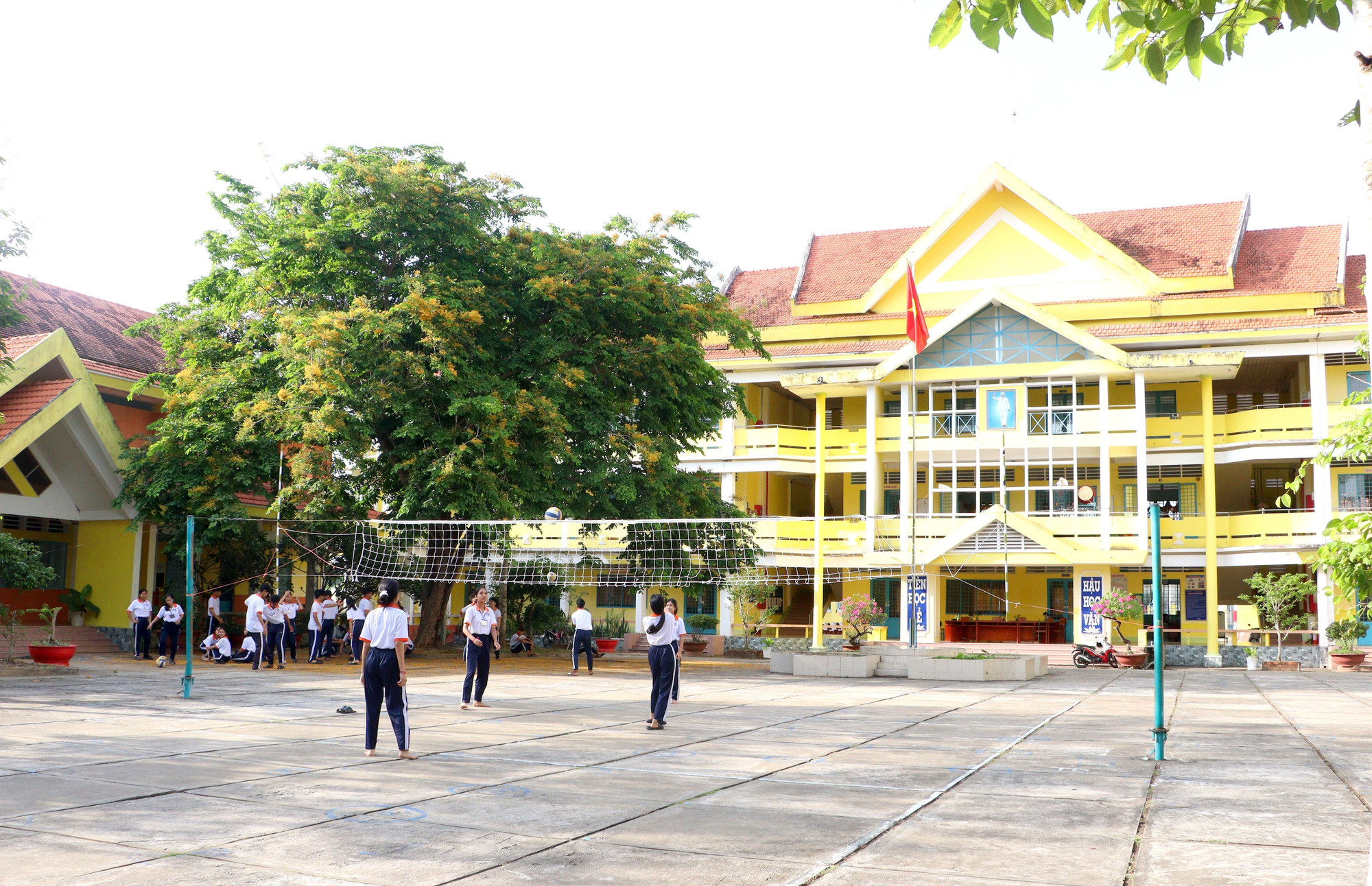 Trường lớp được đầu tư khang trang tạo điều kiện cho học sinh vùng đồng bào Khmer tỉnh Vĩnh Long học tập. Trường lớp được đầu tư khang trang tạo điều kiện cho học sinh vùng đồng bào Khmer tỉnh Vĩnh Long học tập.