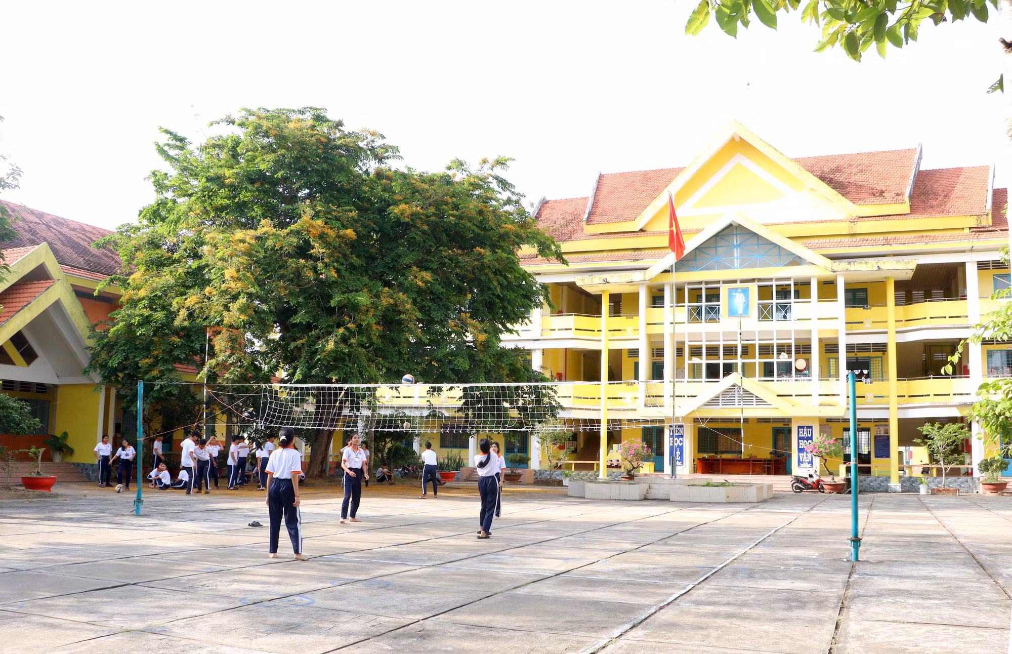 Trường lớp được đầu tư khang trang tạo điều kiện cho học sinh vùng đồng bào Khmer tỉnh Vĩnh Long học tập.