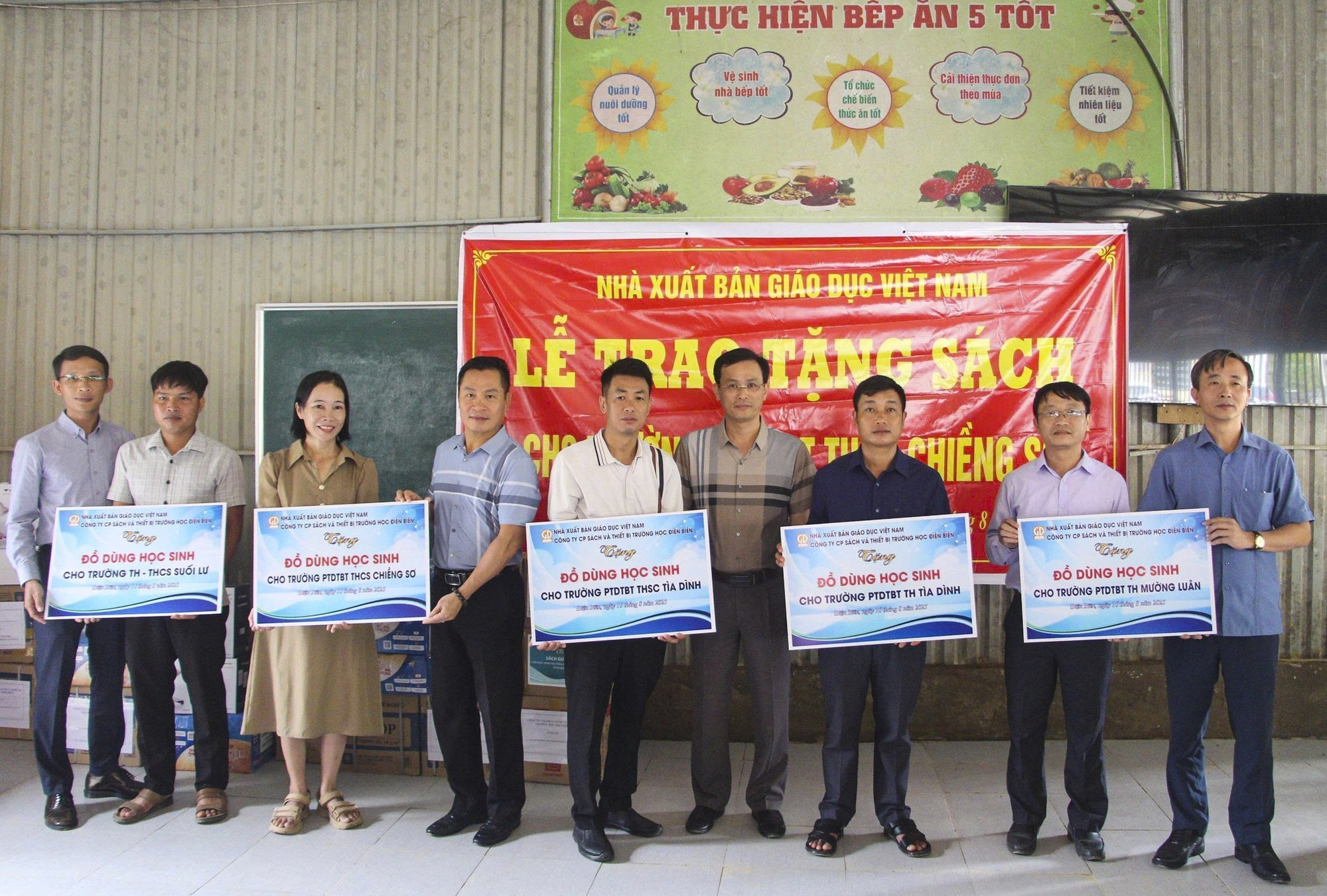 Trao tượng trưng đồ dùng học tập cho các trường vùng lũ ở Điện Biên. Ảnh: TTXVN phát Trao tượng trưng đồ dùng học tập cho các trường vùng lũ ở Điện Biên. Ảnh: TTXVN phát