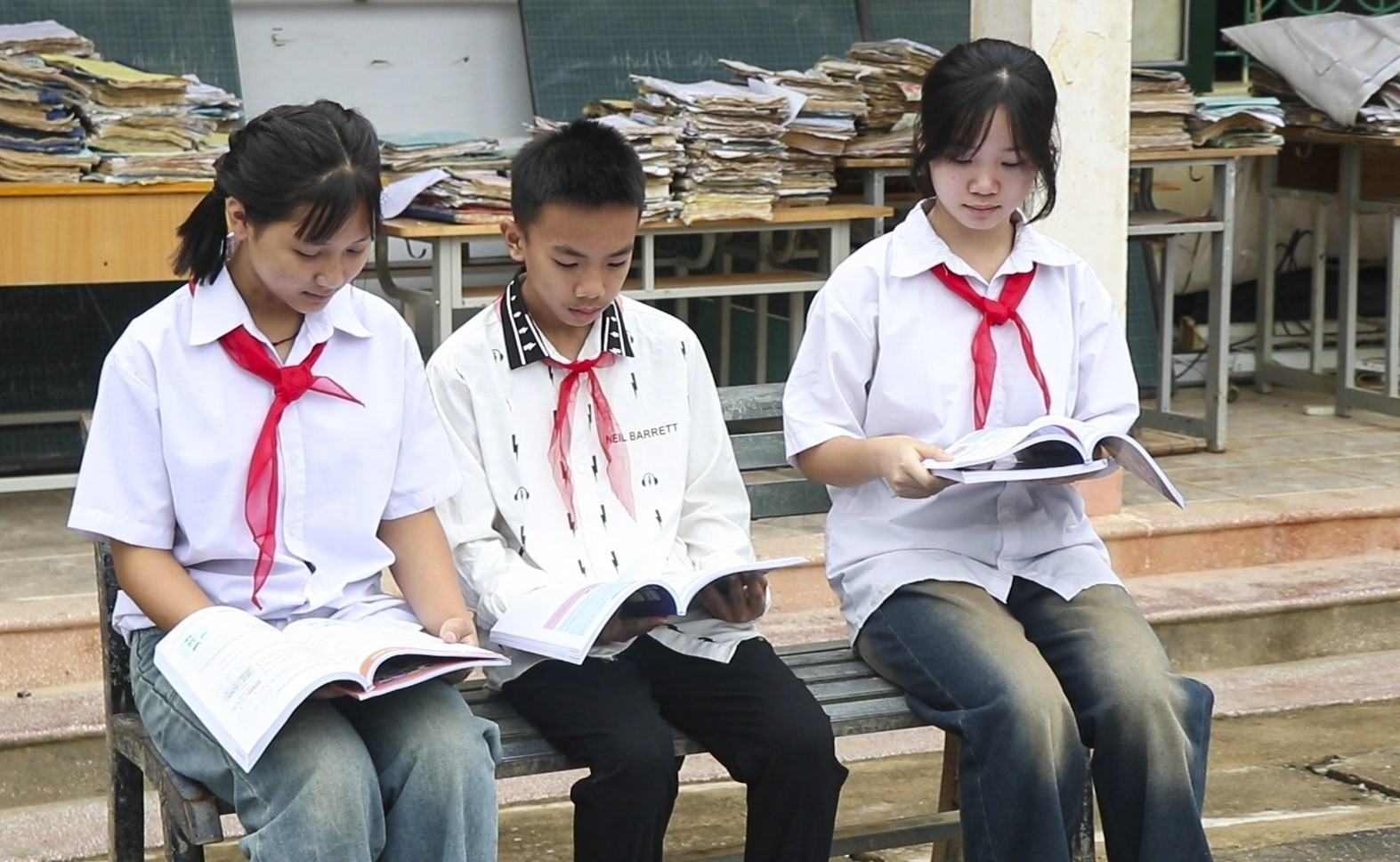 Học sinh Trường Phổ thông Dân tộc bán trú THCS Chiềng Sơ (xã Mường Luân) đọc sách giáo khoa mới. Ảnh: TTXVN phát Học sinh Trường Phổ thông Dân tộc bán trú THCS Chiềng Sơ (xã Mường Luân) đọc sách giáo khoa mới. Ảnh: TTXVN phát