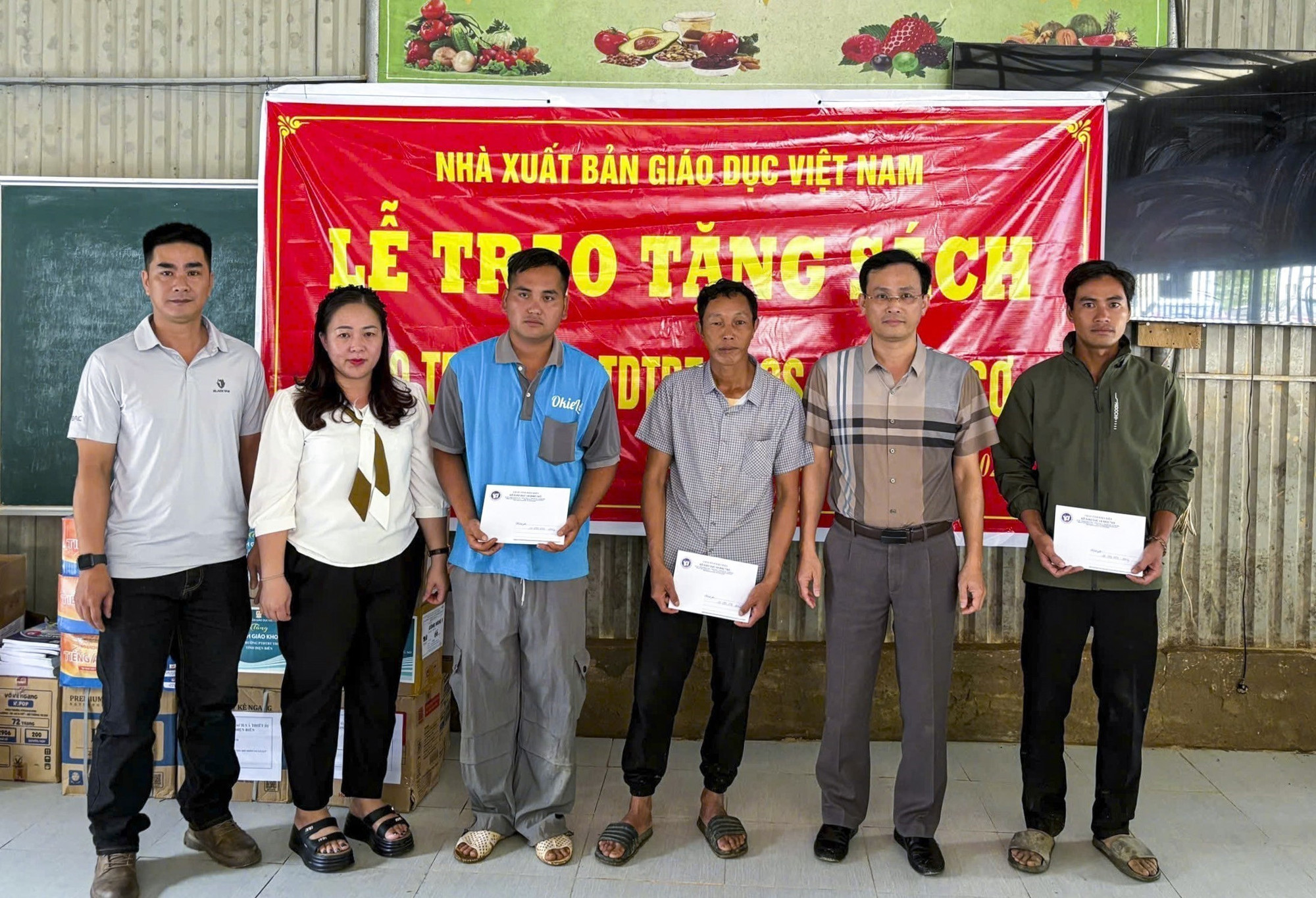 Sở Giáo dục và Đào tạo tỉnh Điện Biên trao hỗ trợ cho các gia đình có con, em không may qua đời do mưa lũ, sạt lở đất. Ảnh: TTXVN phát Sở Giáo dục và Đào tạo tỉnh Điện Biên trao hỗ trợ cho các gia đình có con, em không may qua đời do mưa lũ, sạt lở đất. Ảnh: TTXVN phát