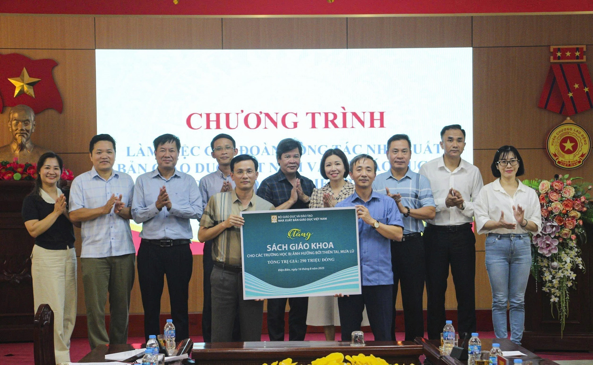 Nhà Xuất bản Giáo dục Việt Nam đã trao tượng trưng các bộ sách giáo khoa cho Sở Giáo dục và Đào tạo tỉnh Điện Biên. Ảnh: TTXVN phát sach-giao-khoa-vung-lu-dien-bien-2.jpg