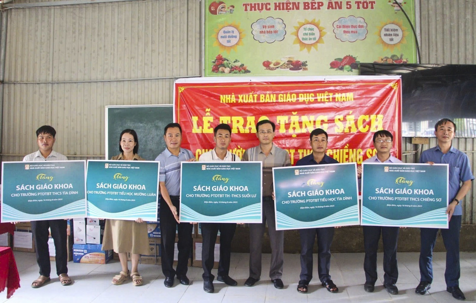 Nhà Xuất bản Giáo dục Việt Nam đã trao tượng trưng các bộ sách giáo khoa cho các trường vùng lũ ở Điện Biên. Ảnh: TTXVN phát Nhà Xuất bản Giáo dục Việt Nam đã trao tượng trưng các bộ sách giáo khoa cho các trường vùng lũ ở Điện Biên. Ảnh: TTXVN phát