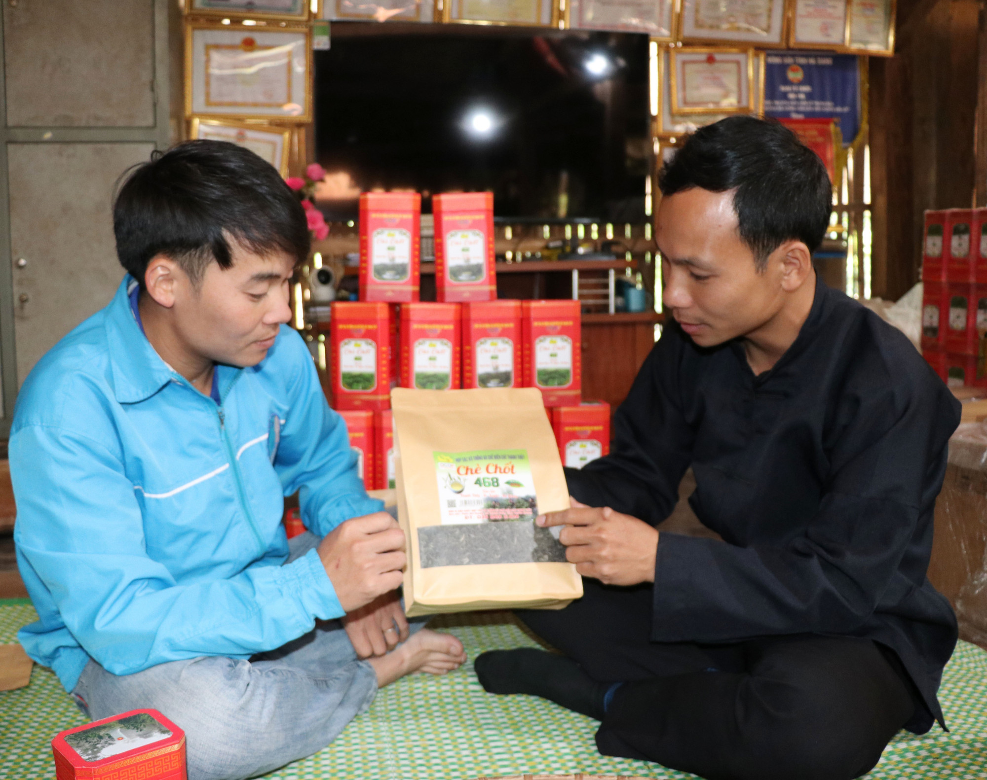 Chàng trai người Tày chia sẻ kinh nghiệm của mình về chè với người dân và đoàn viên thanh niên. Ảnh: Đức Thọ/TTXVN