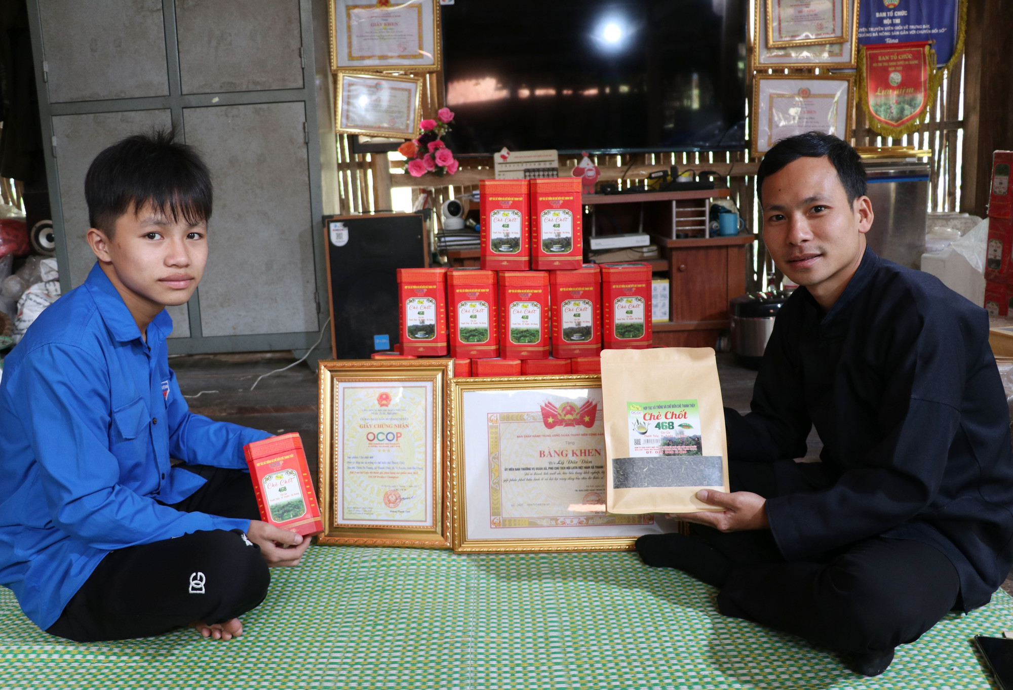 Chàng trai người Tày chia sẻ kinh nghiệm của mình về chè với người dân và đoàn viên thanh niên. Ảnh: Đức Thọ/TTXVN